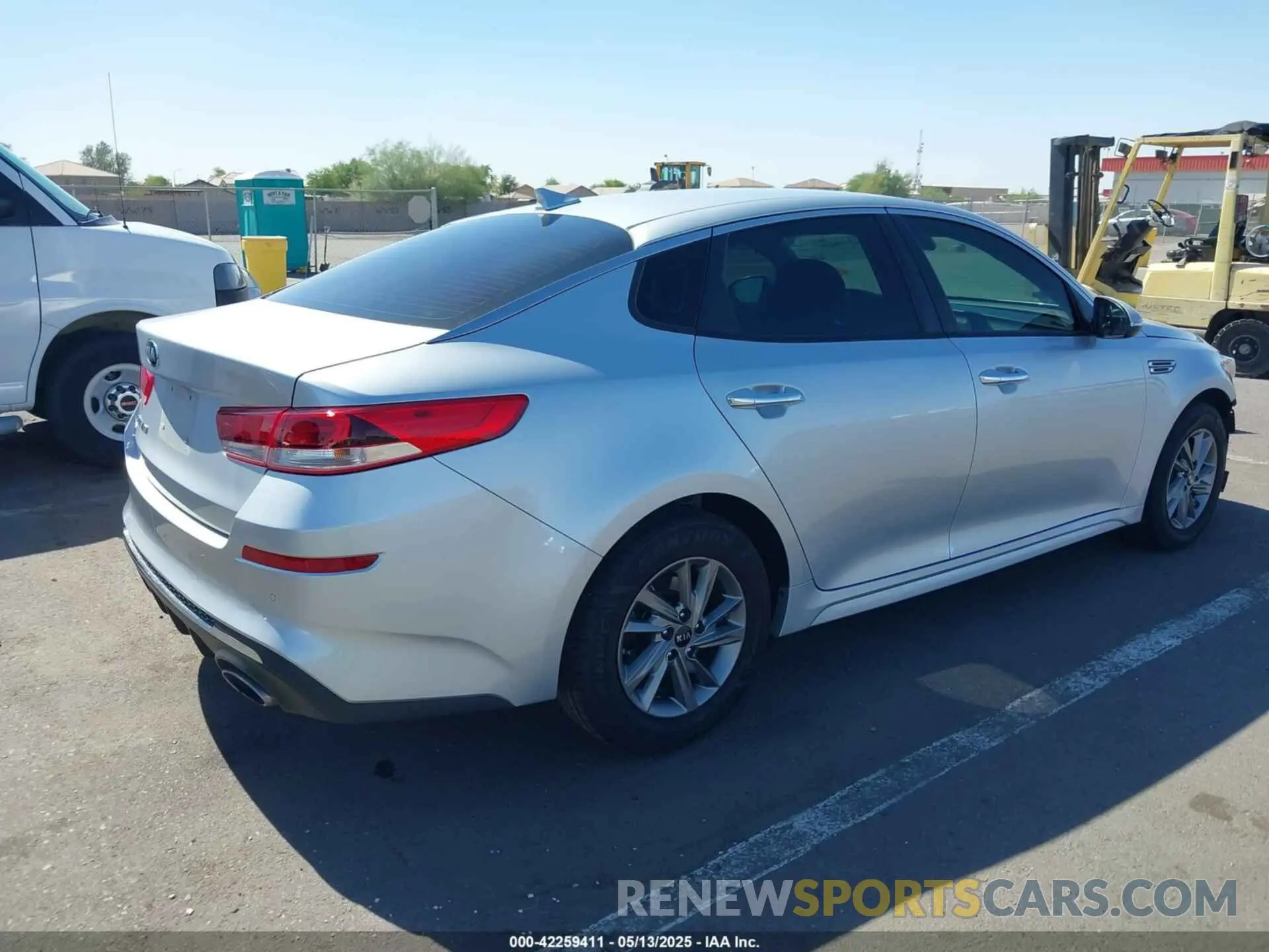 4 Photograph of a damaged car 5XXGT4L37LG442134 KIA OPTIMA 2020