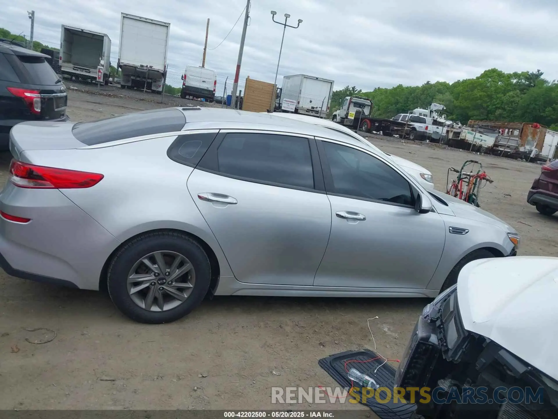13 Photograph of a damaged car 5XXGT4L38LG381098 KIA OPTIMA 2020