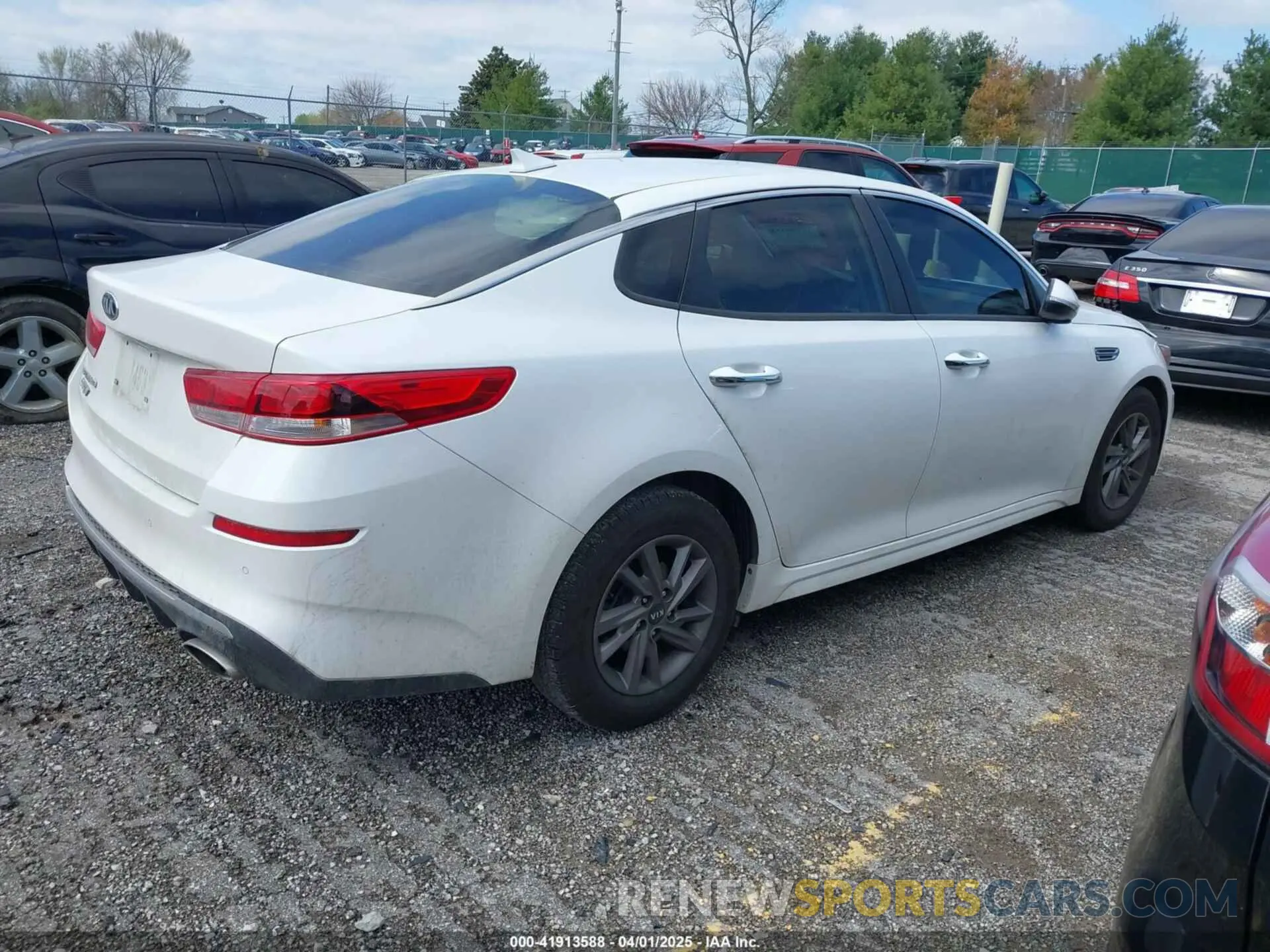 4 Photograph of a damaged car 5XXGT4L38LG415878 KIA OPTIMA 2020
