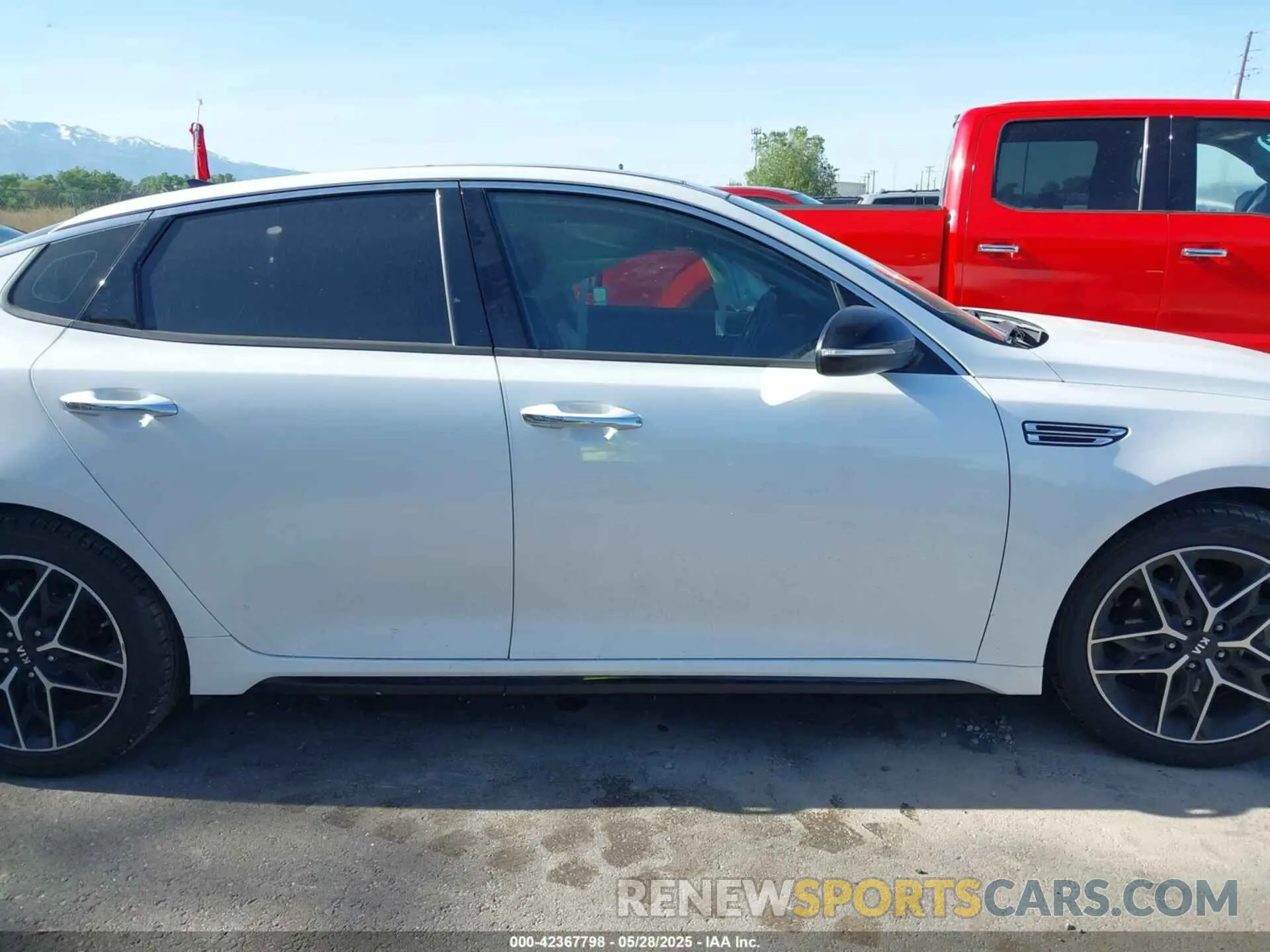 12 Фотография поврежденного автомобиля 5XXGT4L38LG447469 KIA OPTIMA 2020