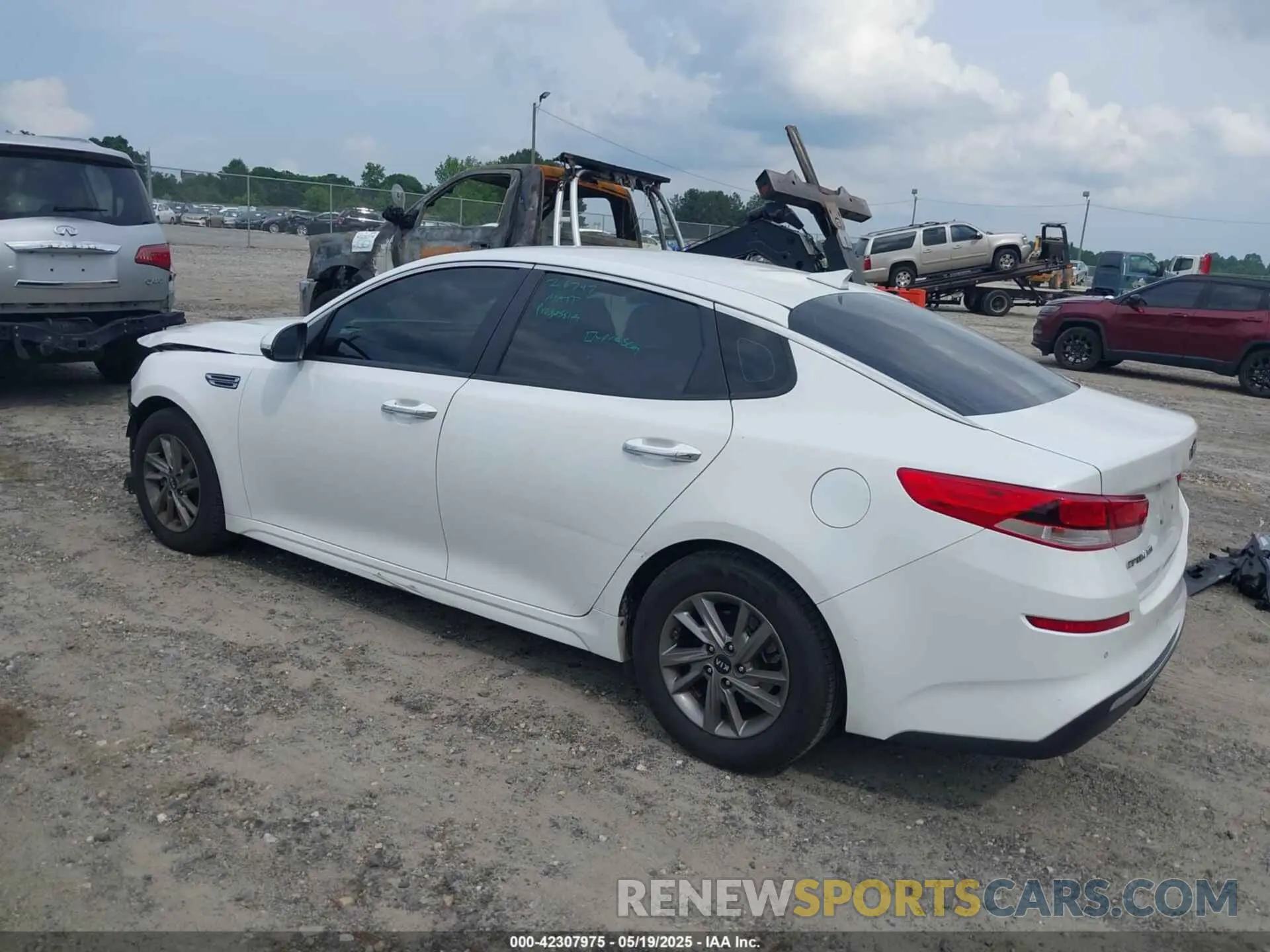 3 Photograph of a damaged car 5XXGT4L3XLG385606 KIA OPTIMA 2020