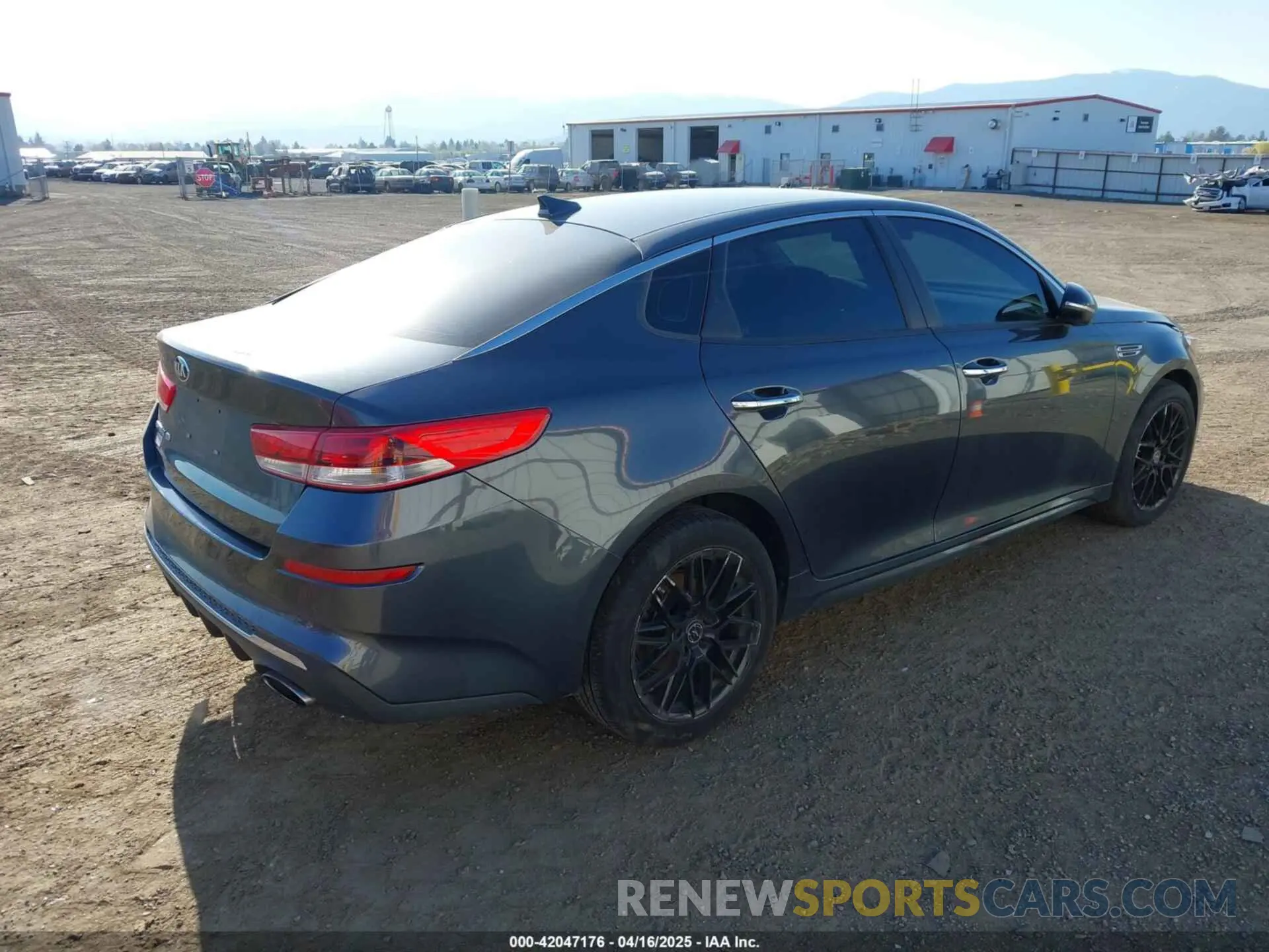 4 Фотография поврежденного автомобиля 5XXGT4L3XLG392216 KIA OPTIMA 2020