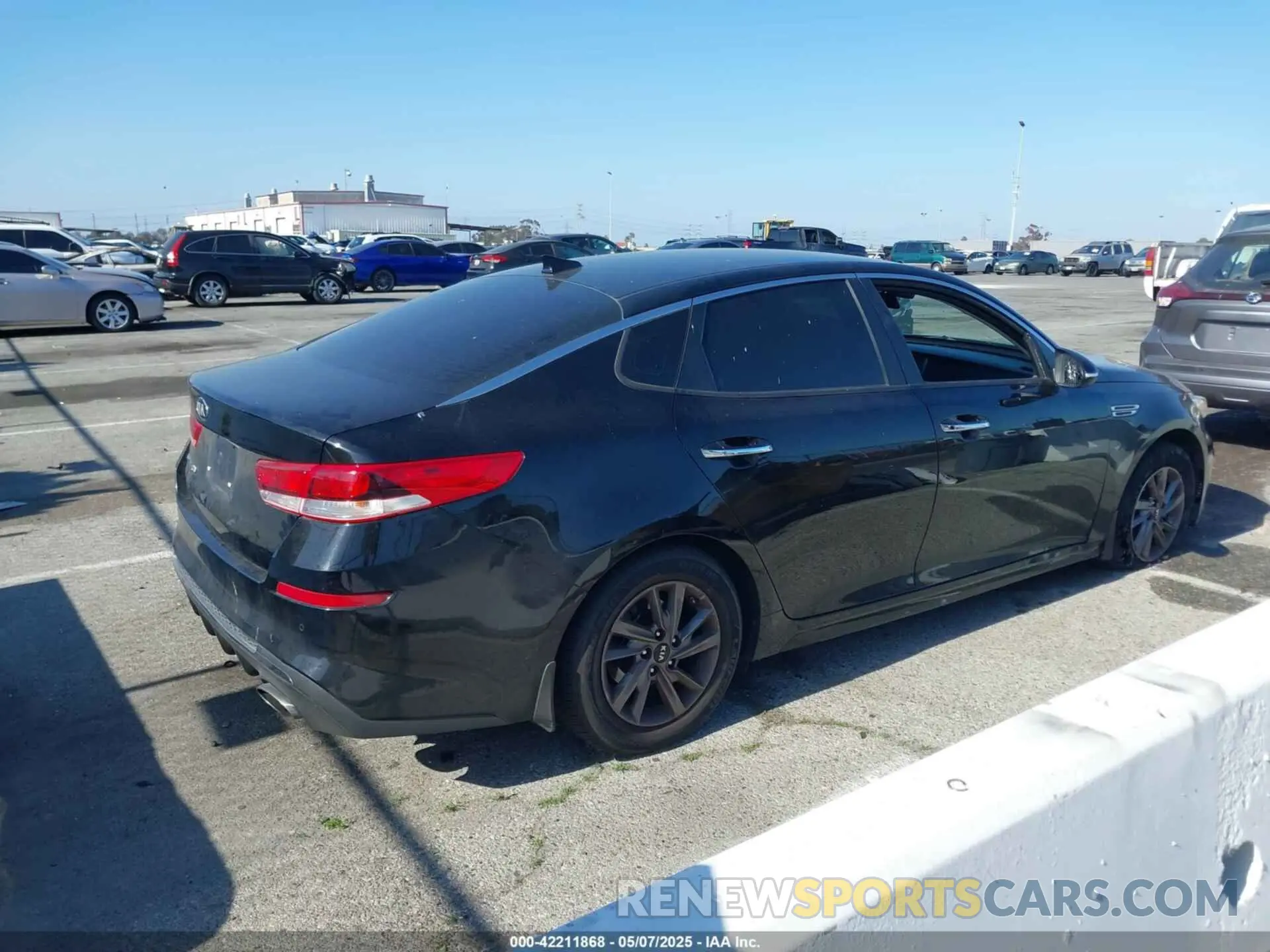 4 Photograph of a damaged car 5XXGT4L3XLG395942 KIA OPTIMA 2020