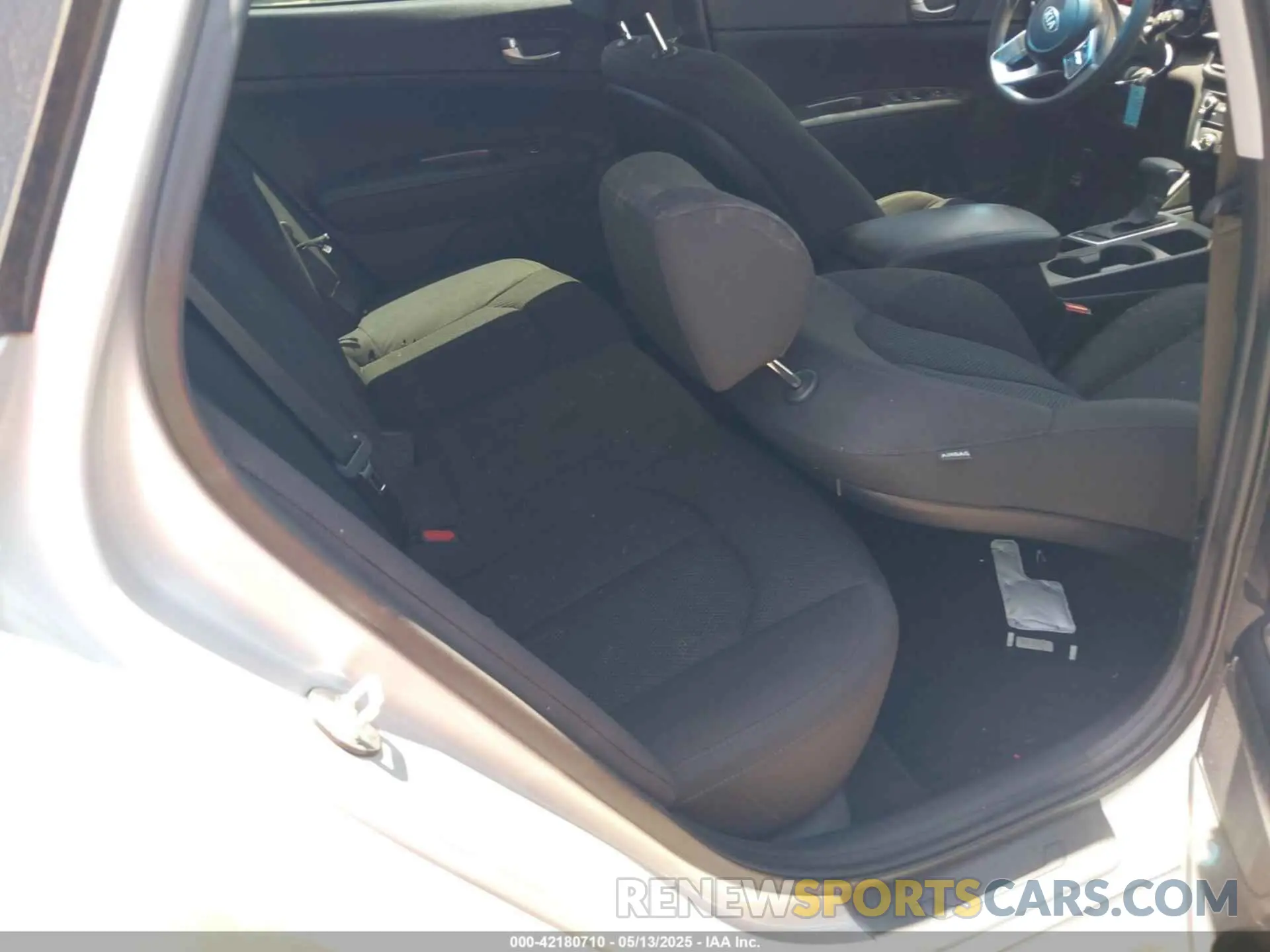 8 Фотография поврежденного автомобиля 5XXGT4L3XLG445335 KIA OPTIMA 2020