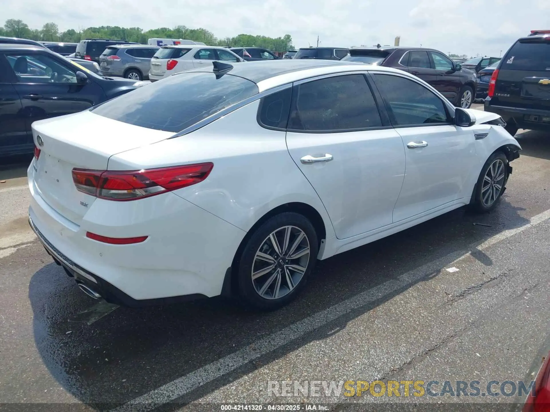 4 Photograph of a damaged car 5XXGU4L17LG439987 KIA OPTIMA 2020