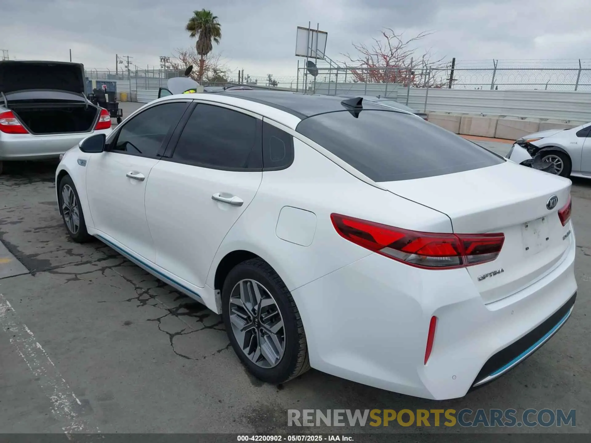3 Фотография поврежденного автомобиля KNAGU4LE4L5038983 KIA OPTIMA HYBRID 2020