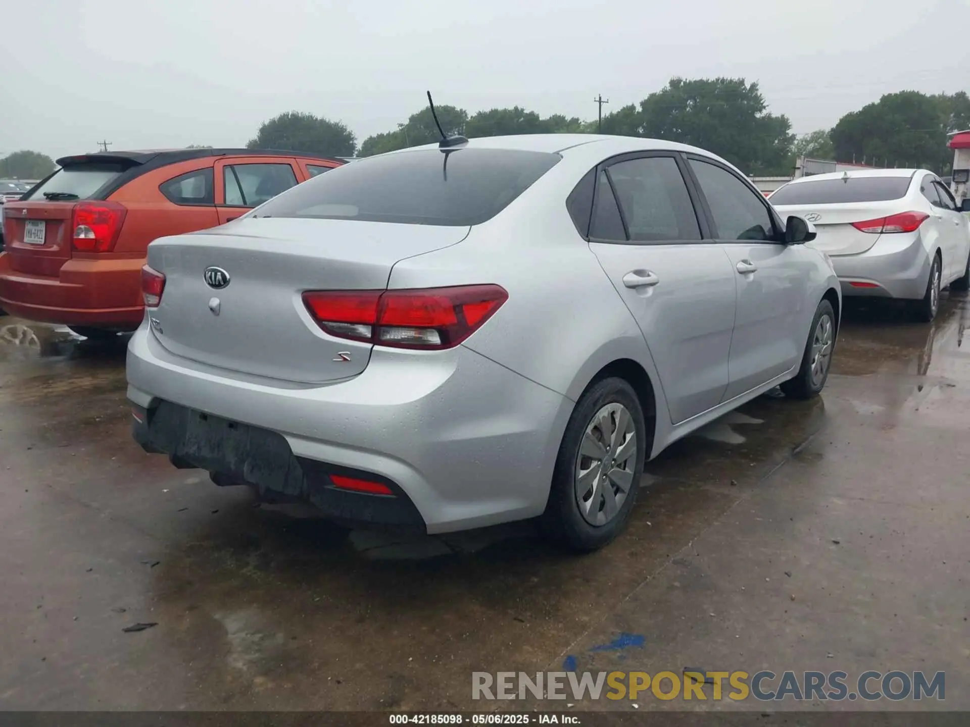 4 Photograph of a damaged car 3KPA24AB1KE213894 KIA RIO 2019