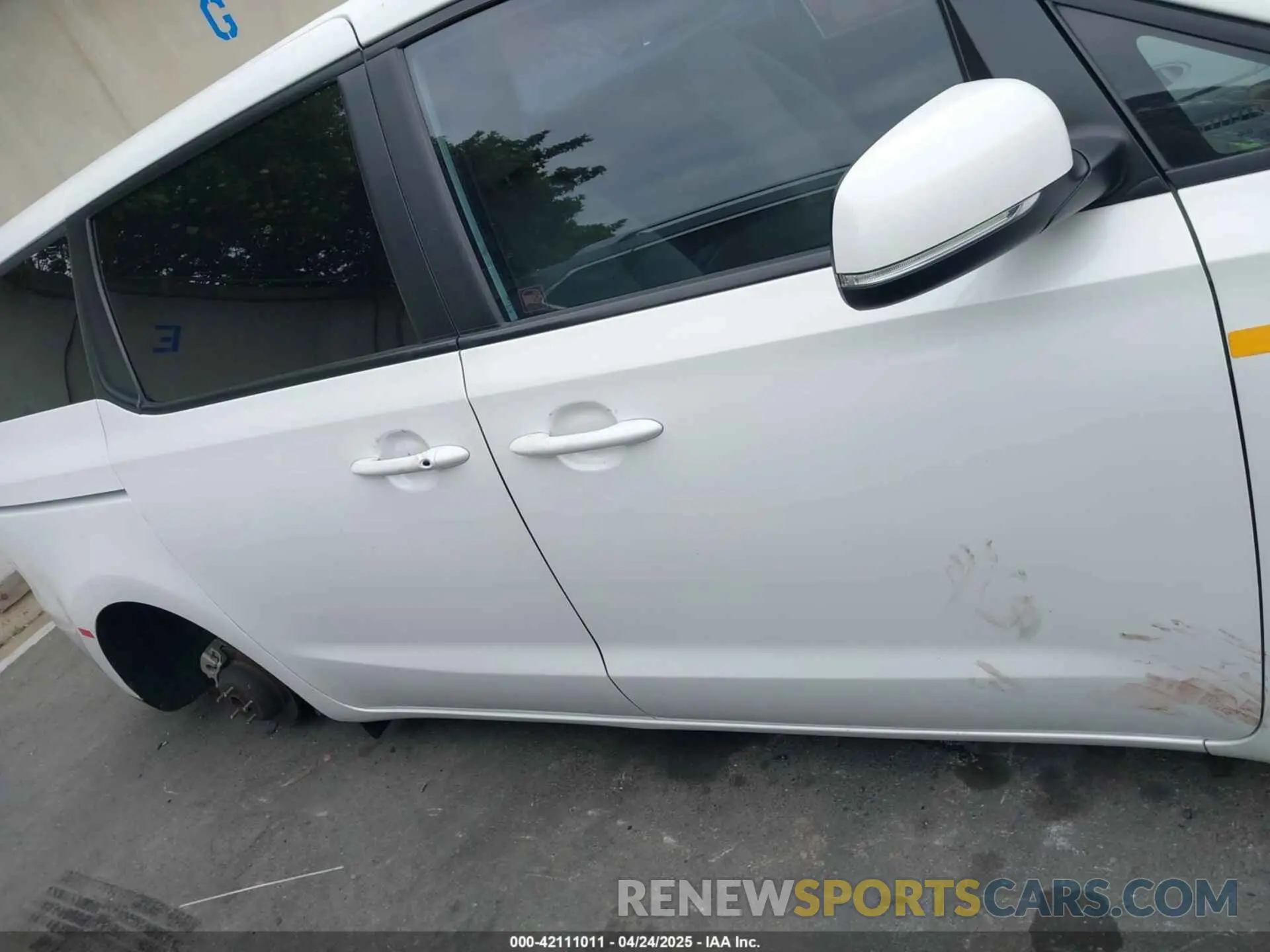 14 Photograph of a damaged car KNDMB5C10K6569511 KIA SEDONA 2019