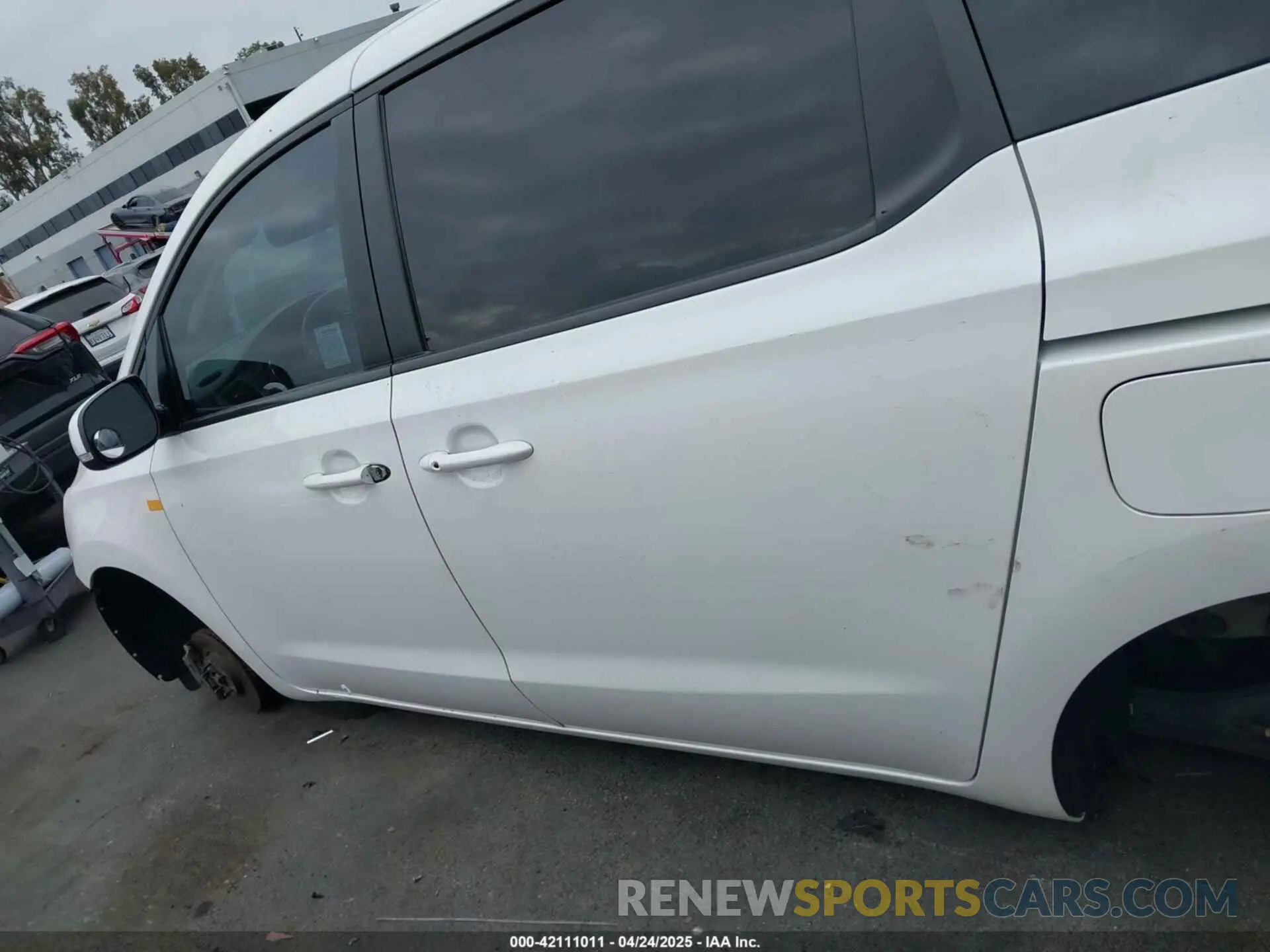 15 Photograph of a damaged car KNDMB5C10K6569511 KIA SEDONA 2019
