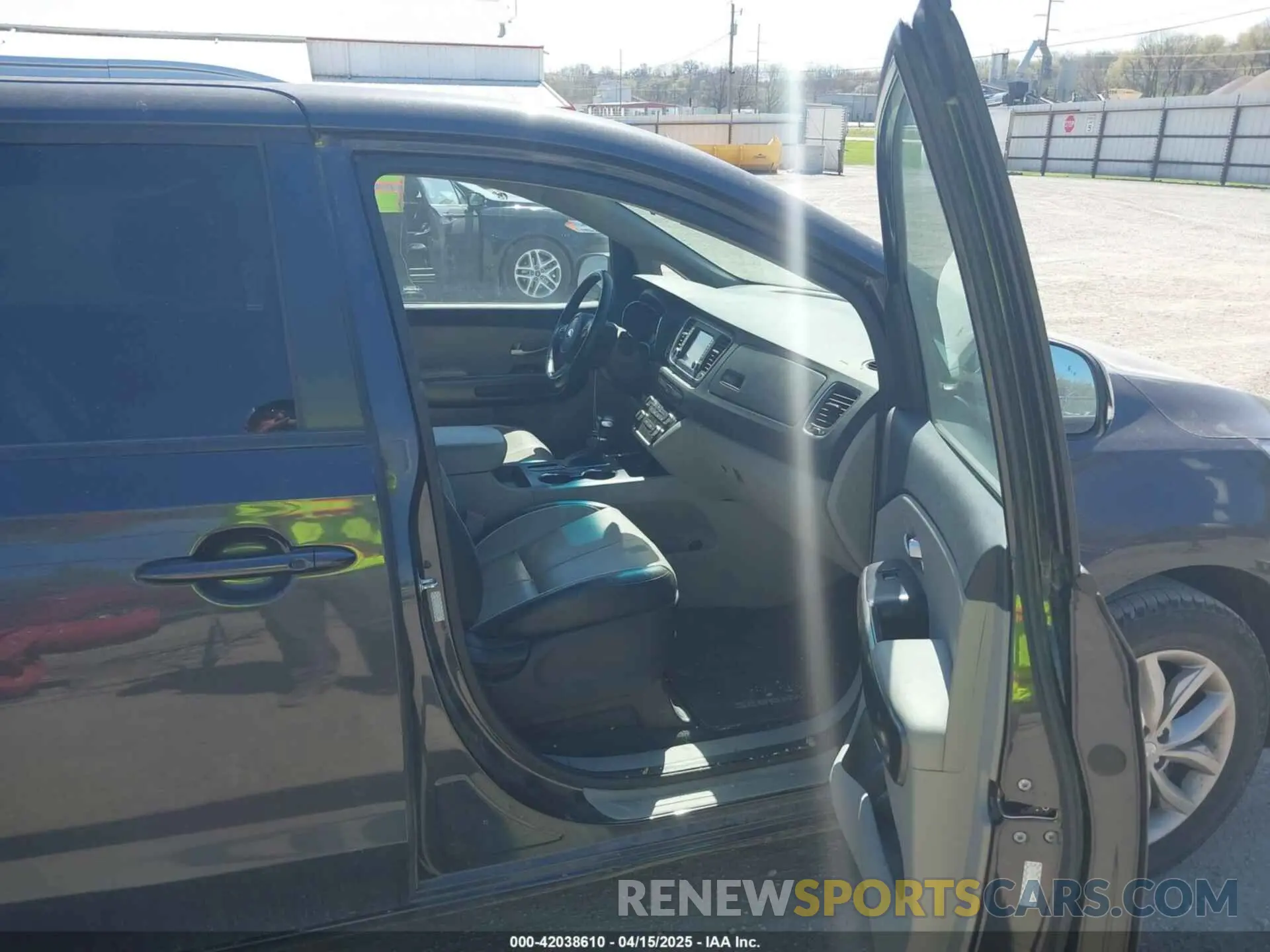 5 Photograph of a damaged car KNDMB5C11K6512492 KIA SEDONA 2019