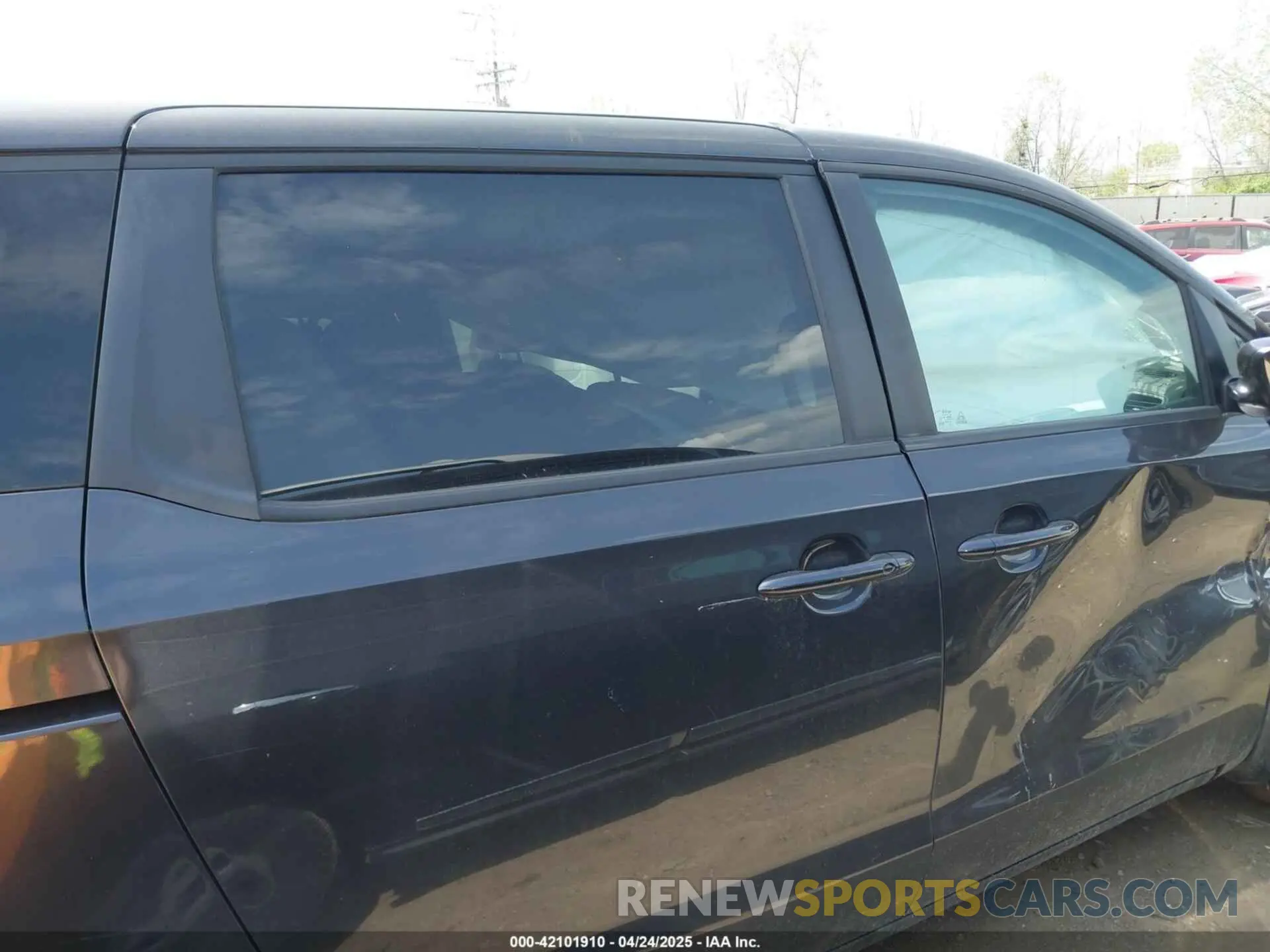 12 Фотография поврежденного автомобиля KNDMB5C11L6642869 KIA SEDONA 2020