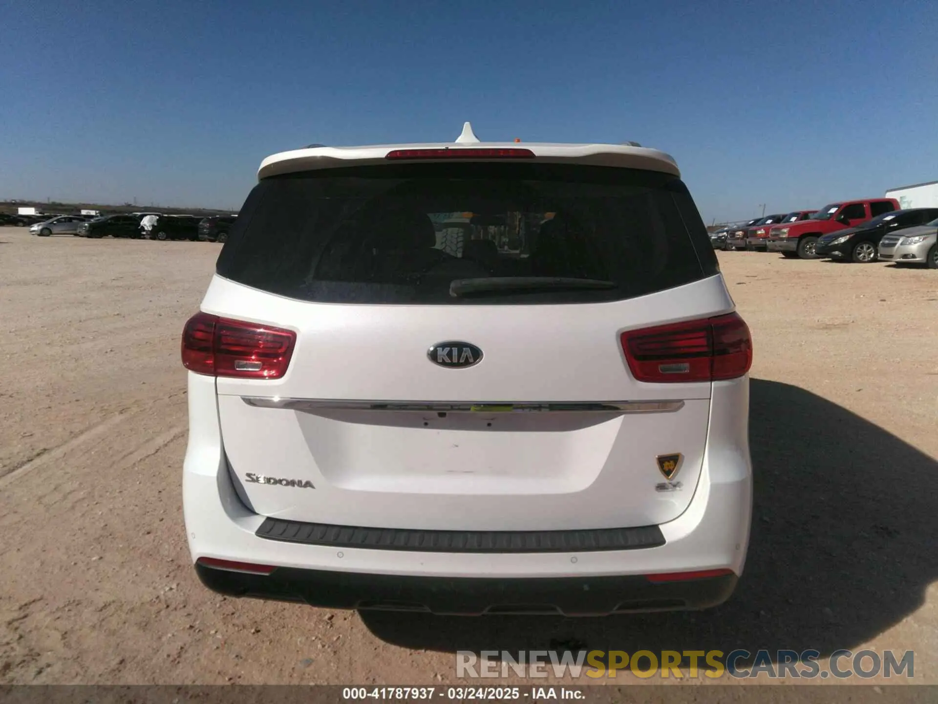 16 Photograph of a damaged car KNDMB5C14L6574891 KIA SEDONA 2020