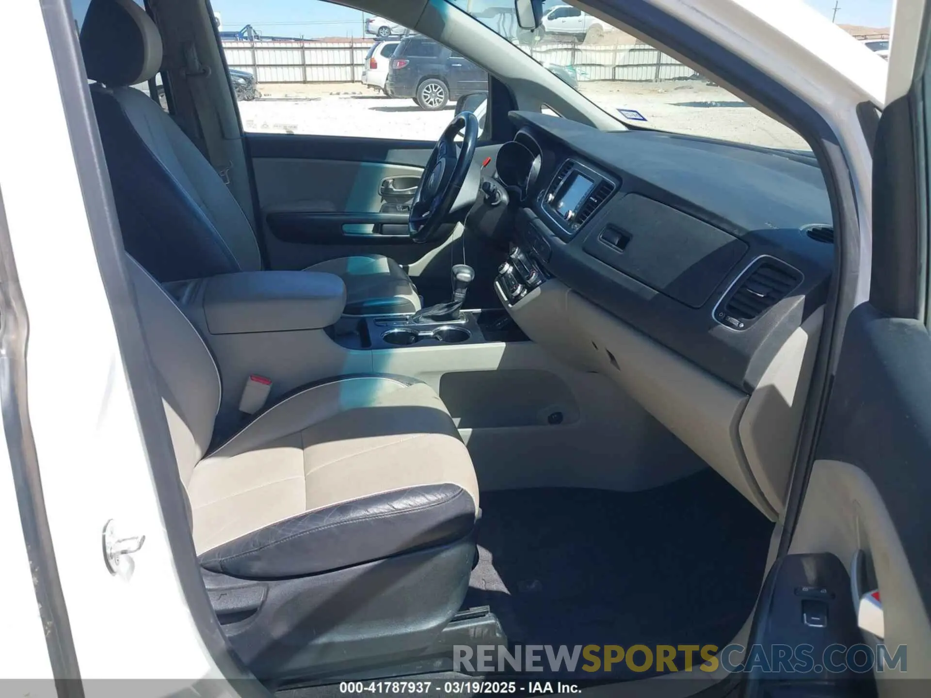 5 Photograph of a damaged car KNDMB5C14L6574891 KIA SEDONA 2020