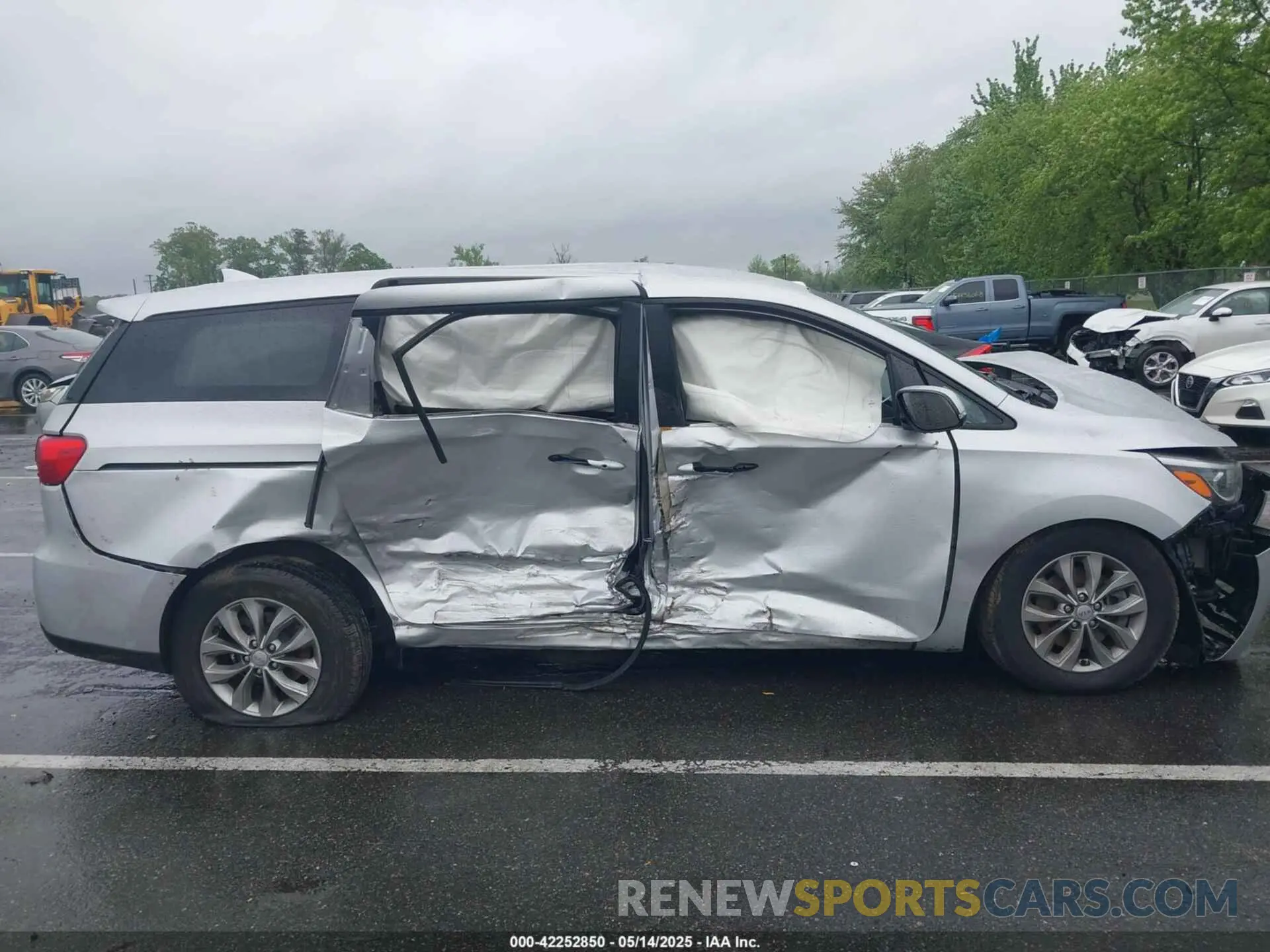 13 Фотография поврежденного автомобиля KNDMB5C18L6589720 KIA SEDONA 2020