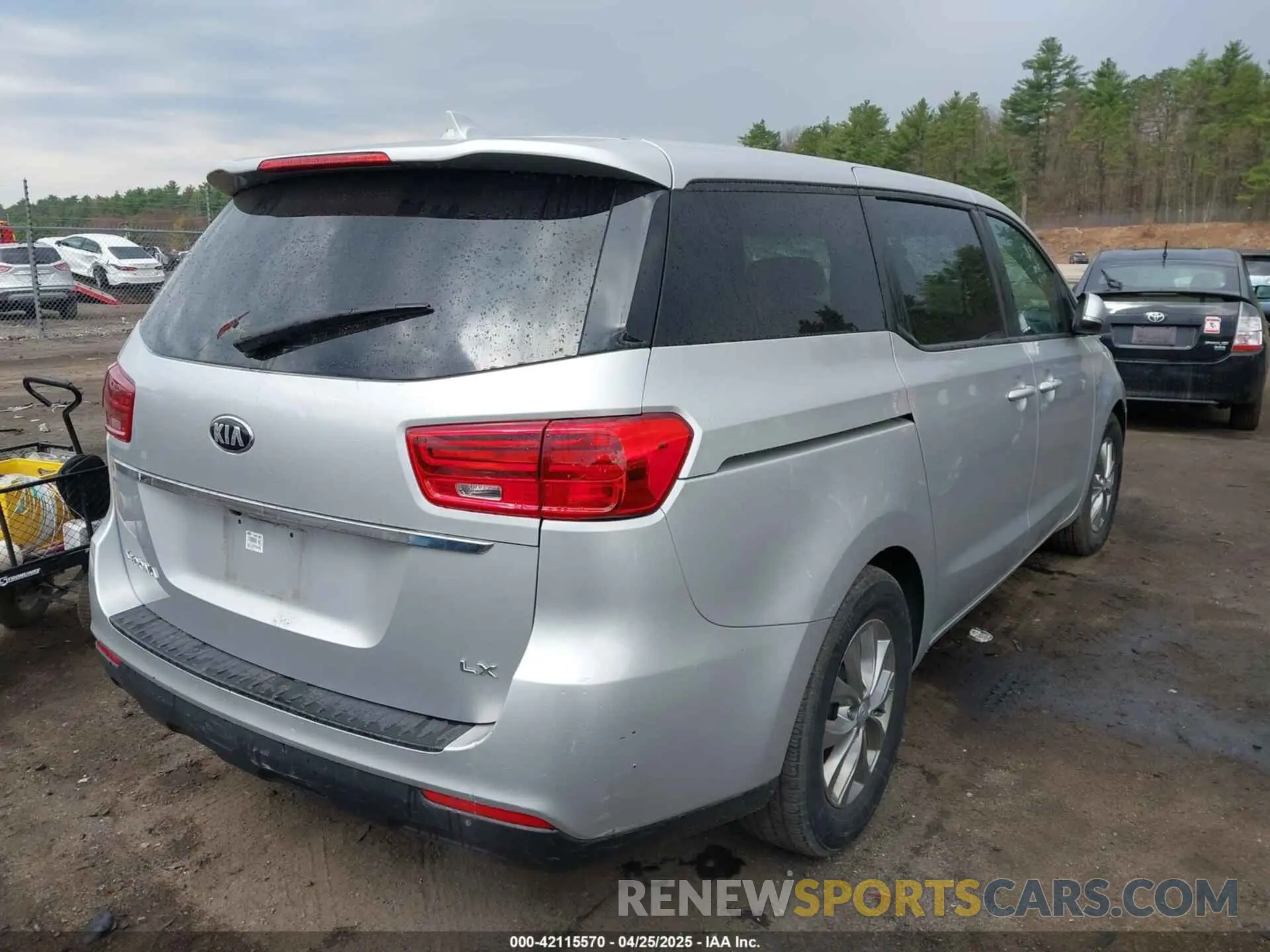 4 Photograph of a damaged car KNDMB5C11M6675162 KIA SEDONA 2021