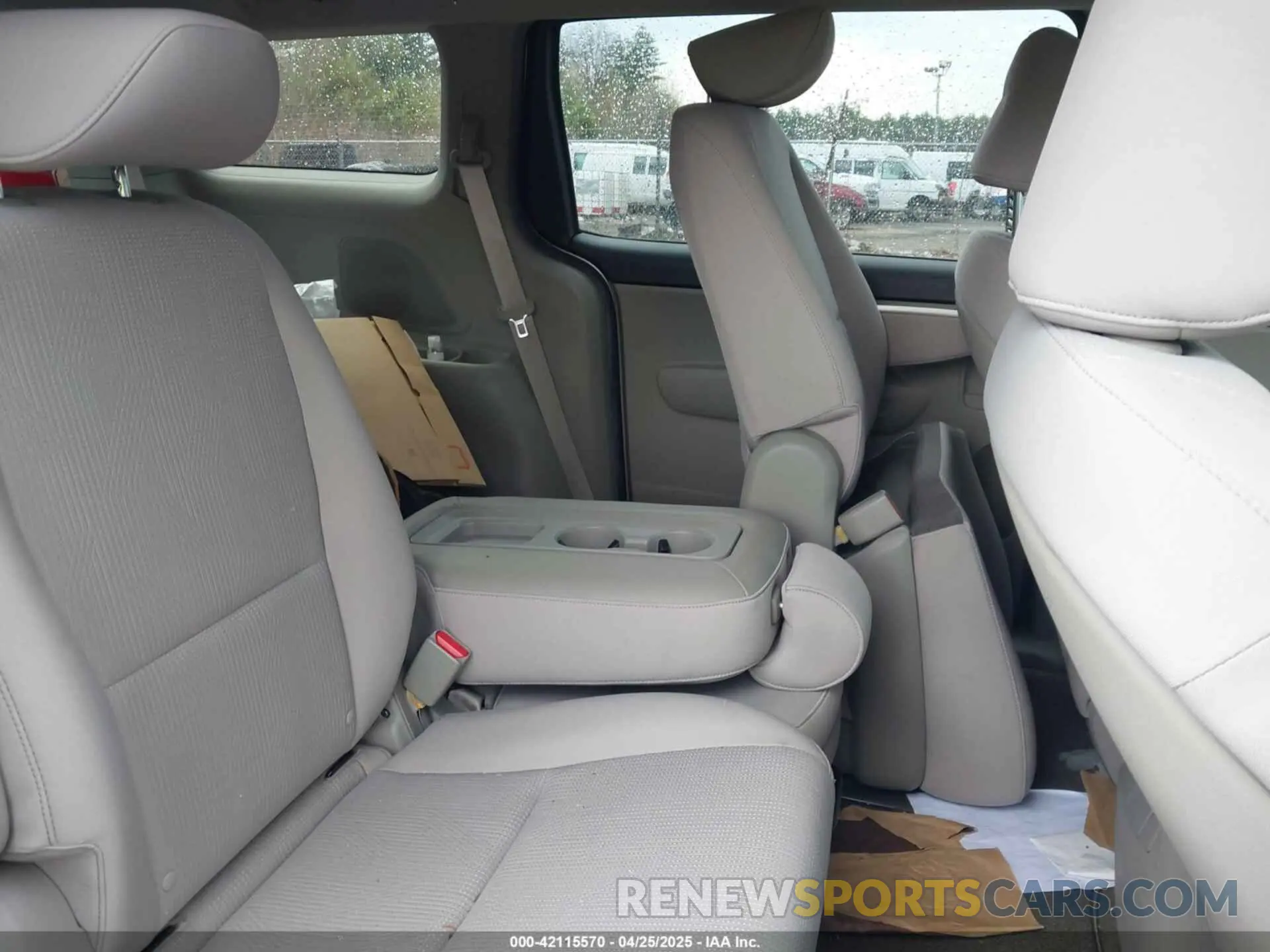 8 Photograph of a damaged car KNDMB5C11M6675162 KIA SEDONA 2021