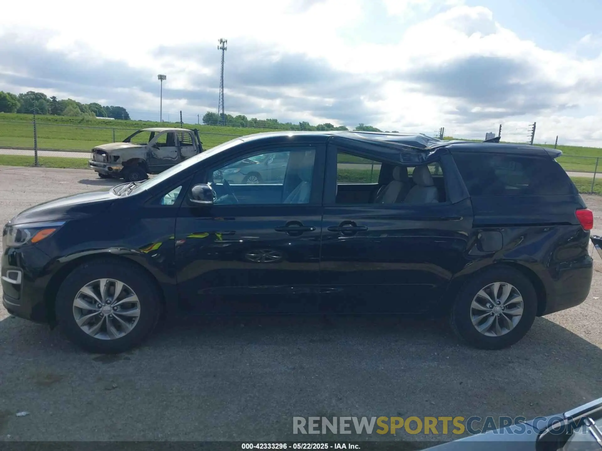14 Photograph of a damaged car KNDMB5C13M6669508 KIA SEDONA 2021