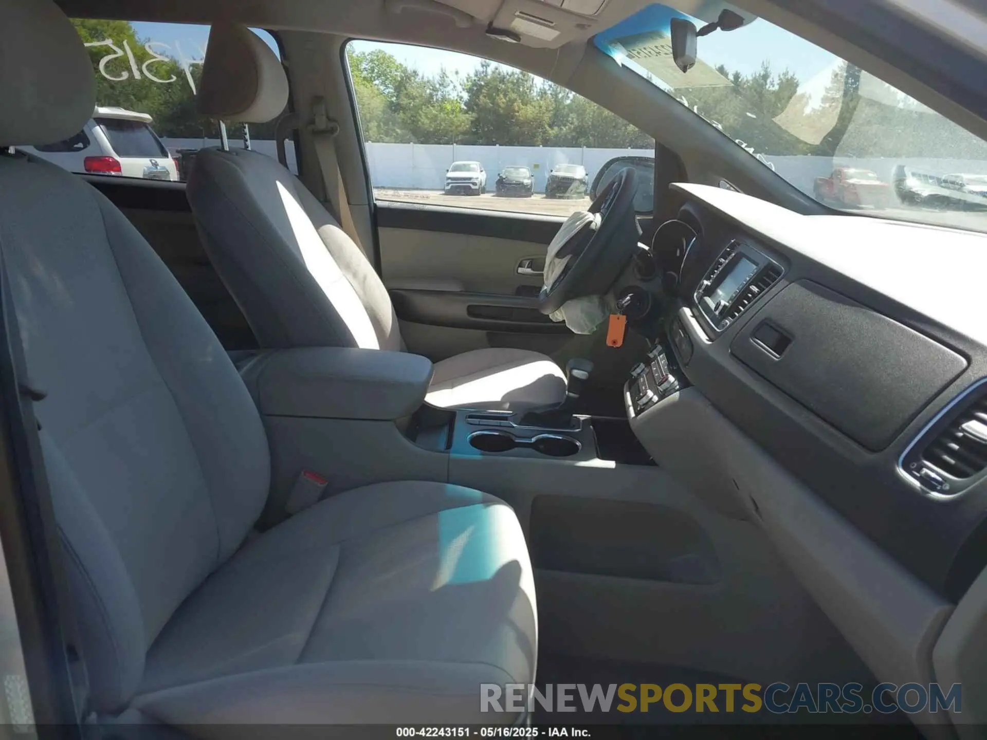 5 Photograph of a damaged car KNDMB5C16M6669115 KIA SEDONA 2021