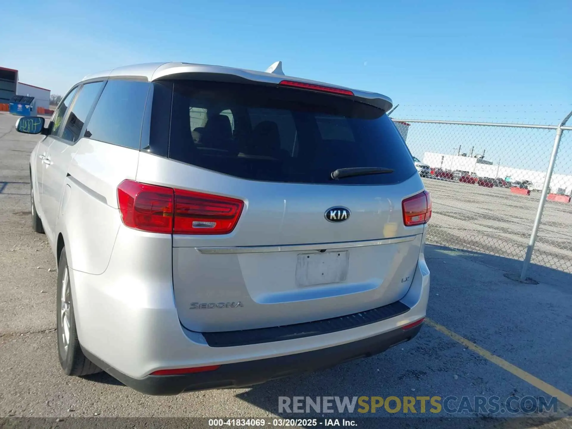 17 Photograph of a damaged car KNDMB5C18M6673540 KIA SEDONA 2021
