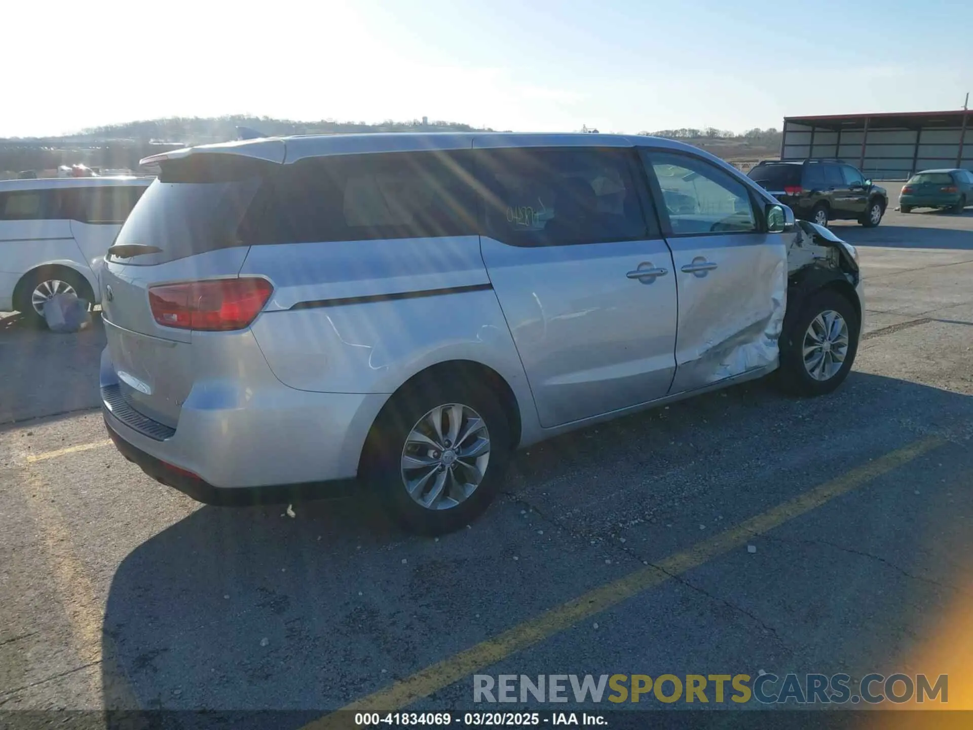 4 Photograph of a damaged car KNDMB5C18M6673540 KIA SEDONA 2021