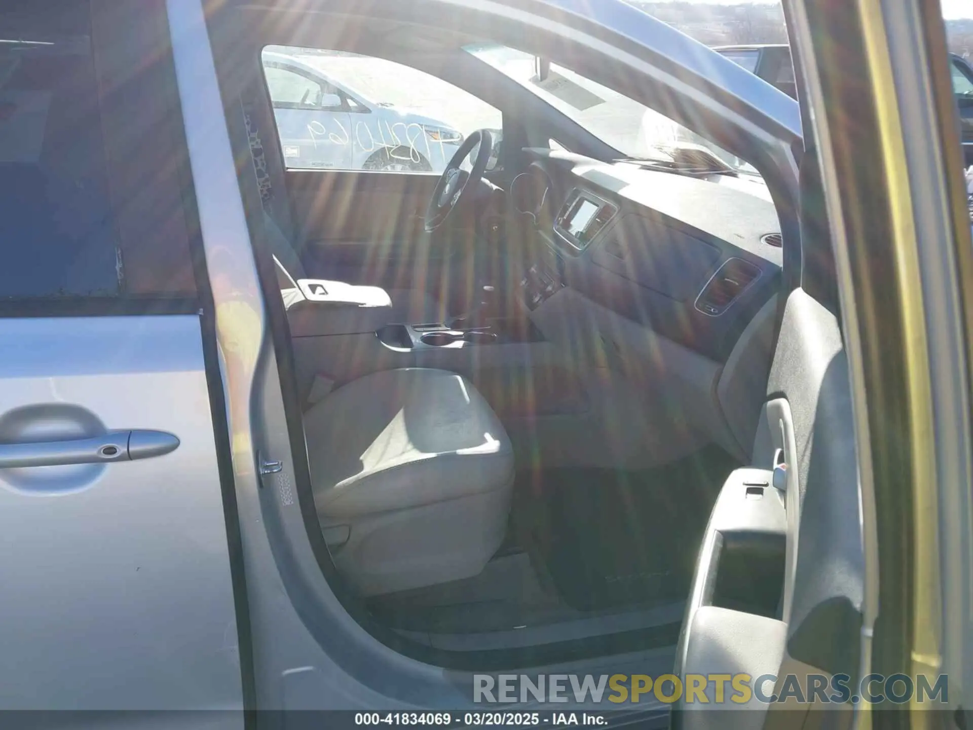 5 Photograph of a damaged car KNDMB5C18M6673540 KIA SEDONA 2021