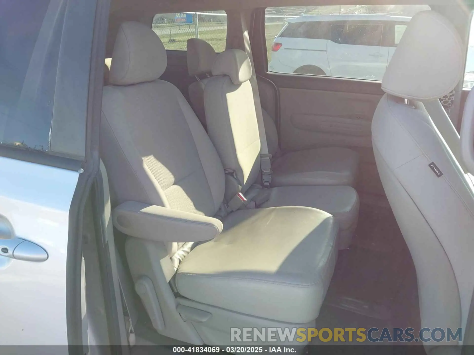 8 Photograph of a damaged car KNDMB5C18M6673540 KIA SEDONA 2021