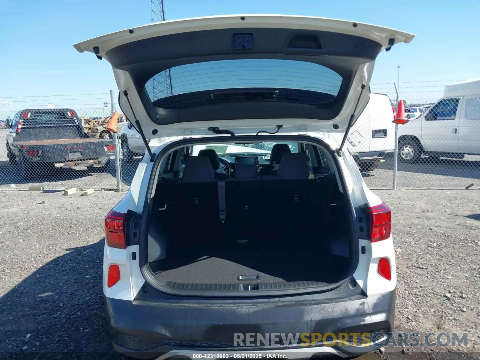 18 Photograph of a damaged car KNDEPCAA7M7049168 KIA SELTOS 2021