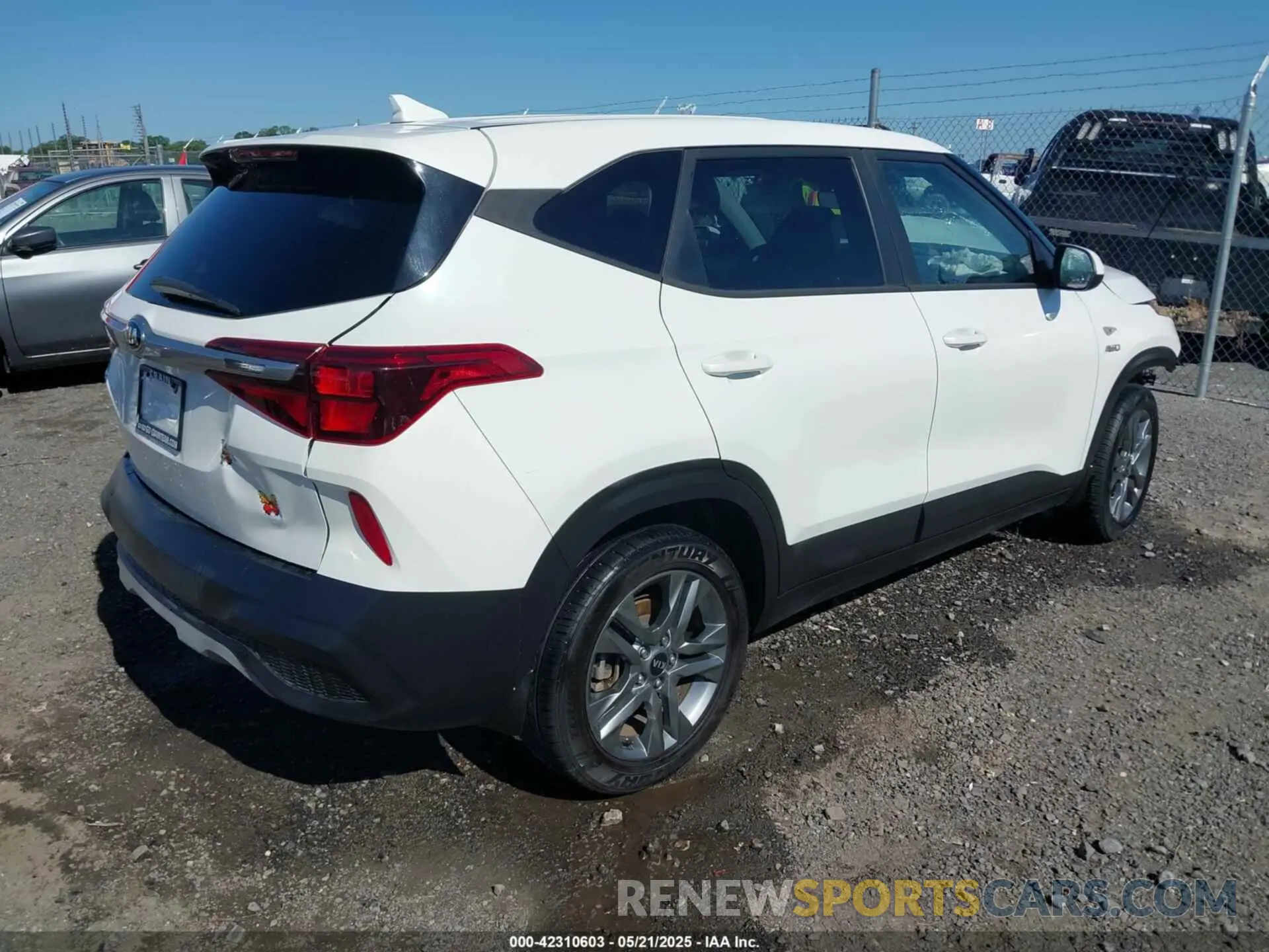 4 Photograph of a damaged car KNDEPCAA7M7049168 KIA SELTOS 2021