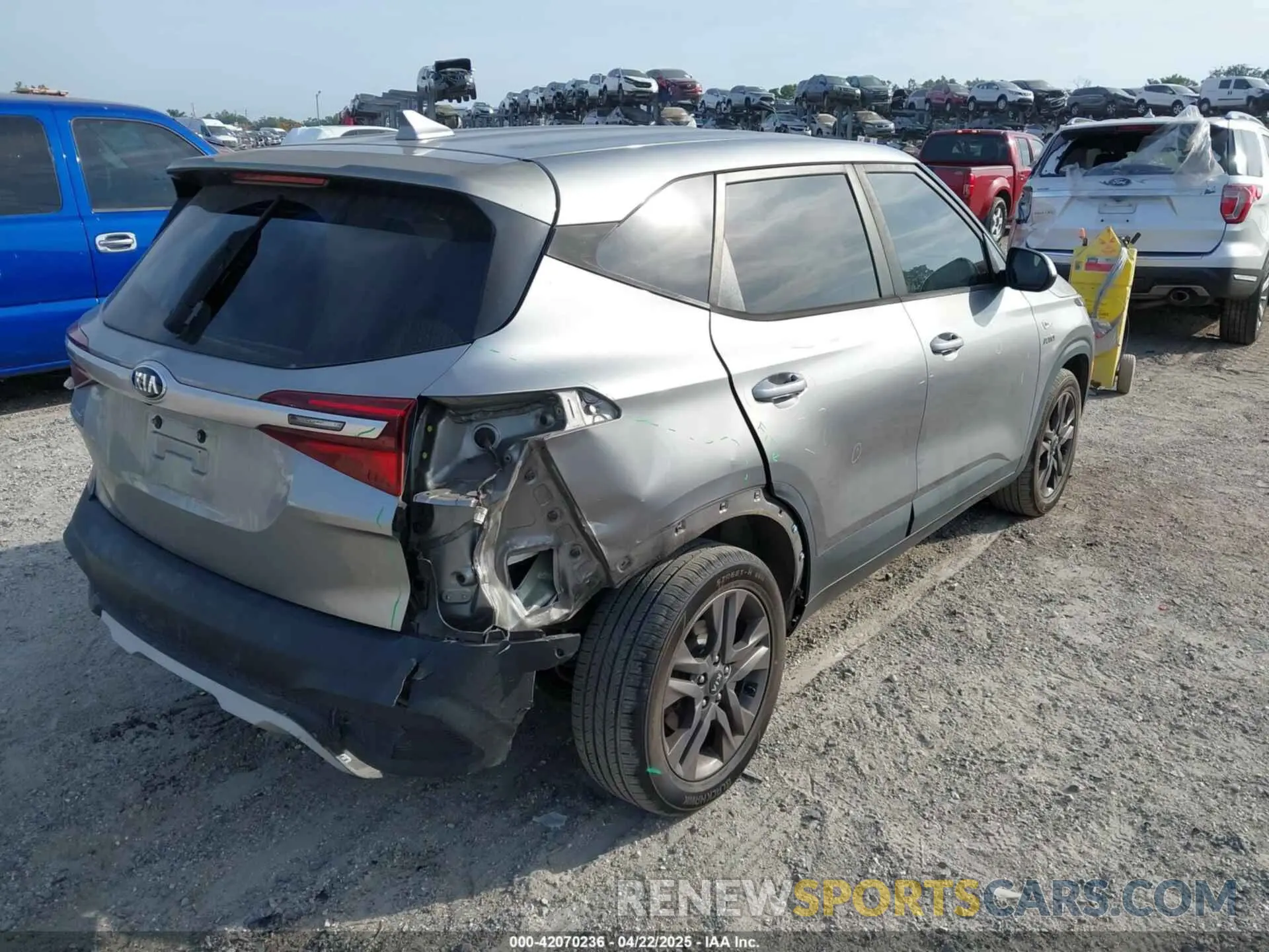 4 Photograph of a damaged car KNDEPCAAXM7136028 KIA SELTOS 2021