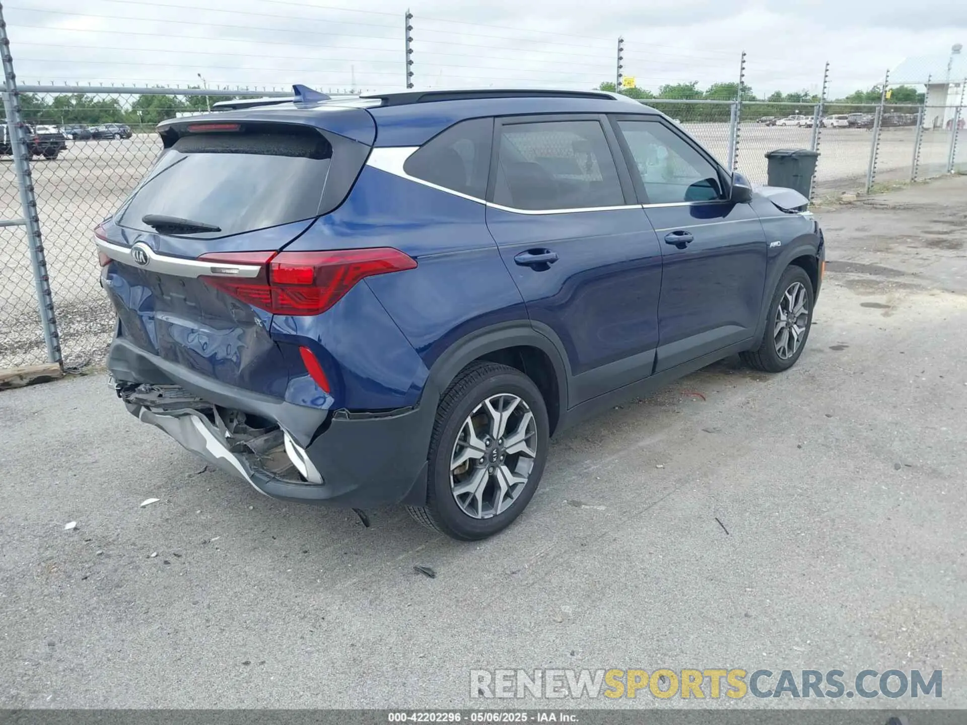 4 Photograph of a damaged car KNDERCAA4M7127481 KIA SELTOS 2021