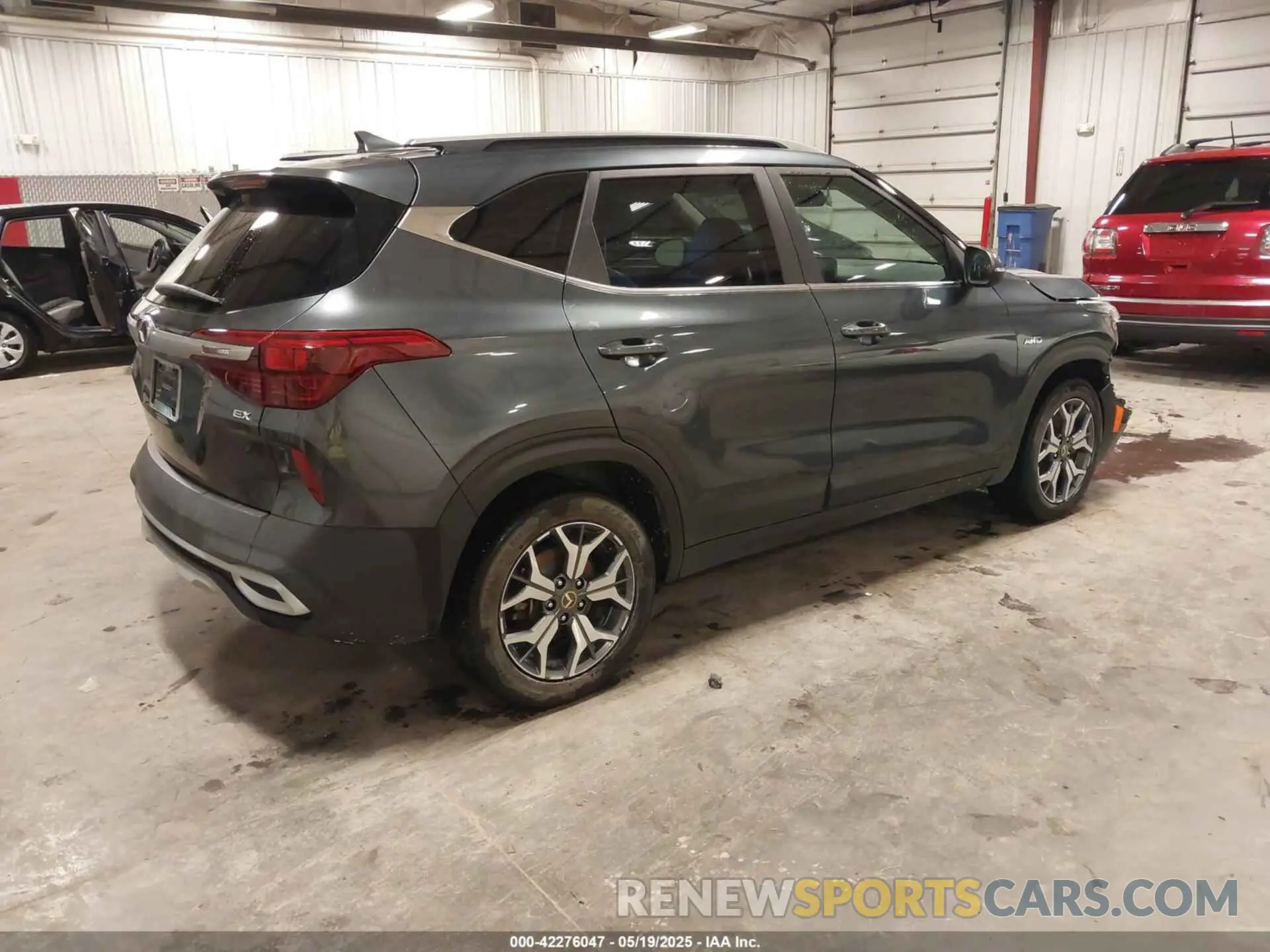 4 Photograph of a damaged car KNDERCAA4M7139369 KIA SELTOS 2021