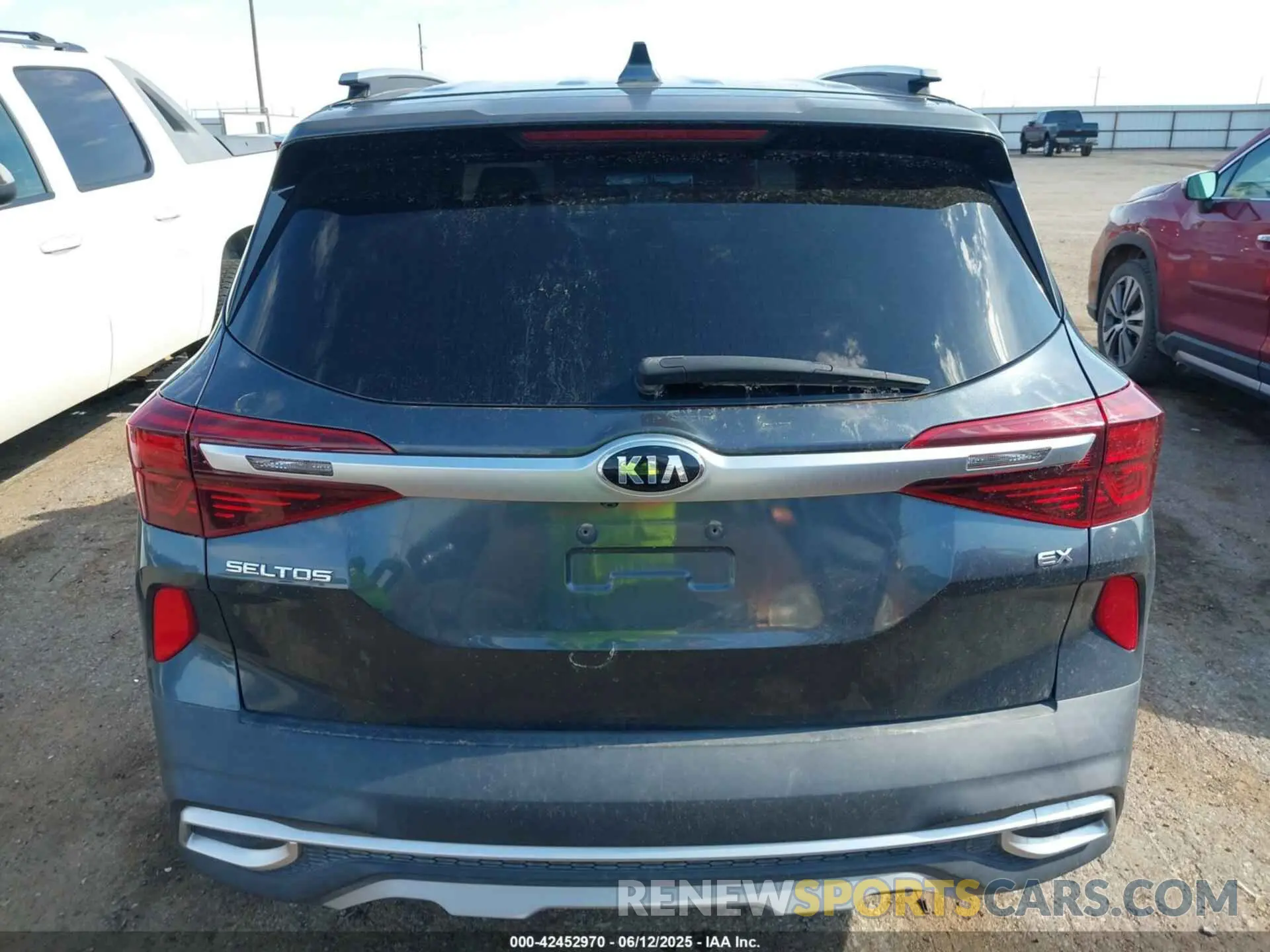 16 Photograph of a damaged car KNDERCAA9M7089049 KIA SELTOS 2021
