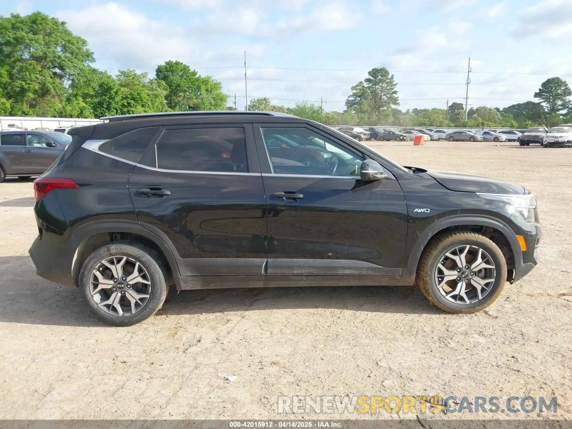 14 Photograph of a damaged car KNDERCAAXM7228380 KIA SELTOS 2021