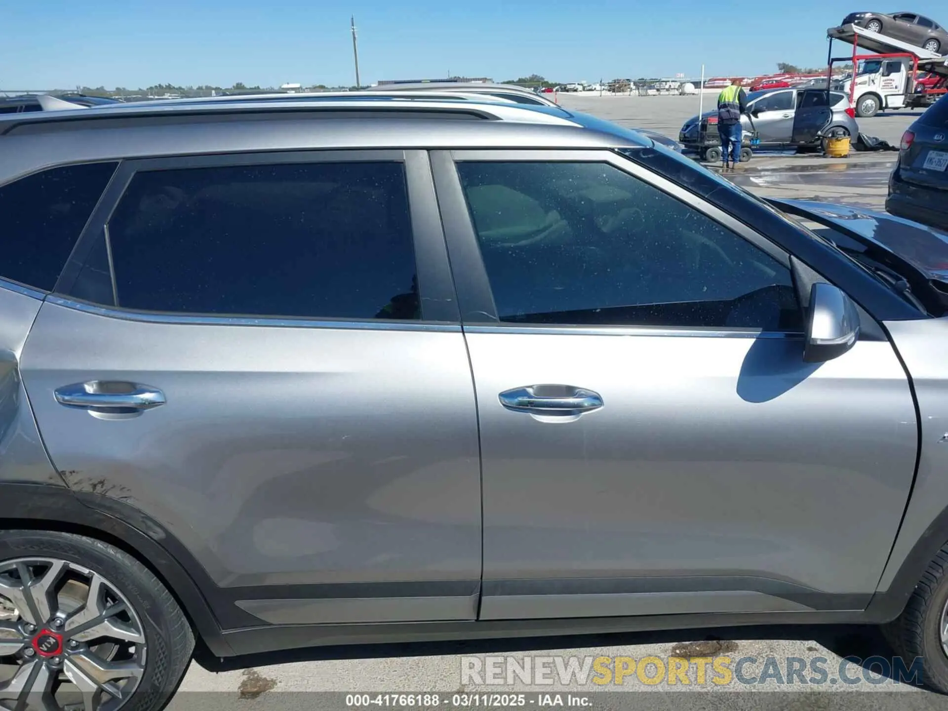 14 Photograph of a damaged car KNDETCA22M7058882 KIA SELTOS 2021