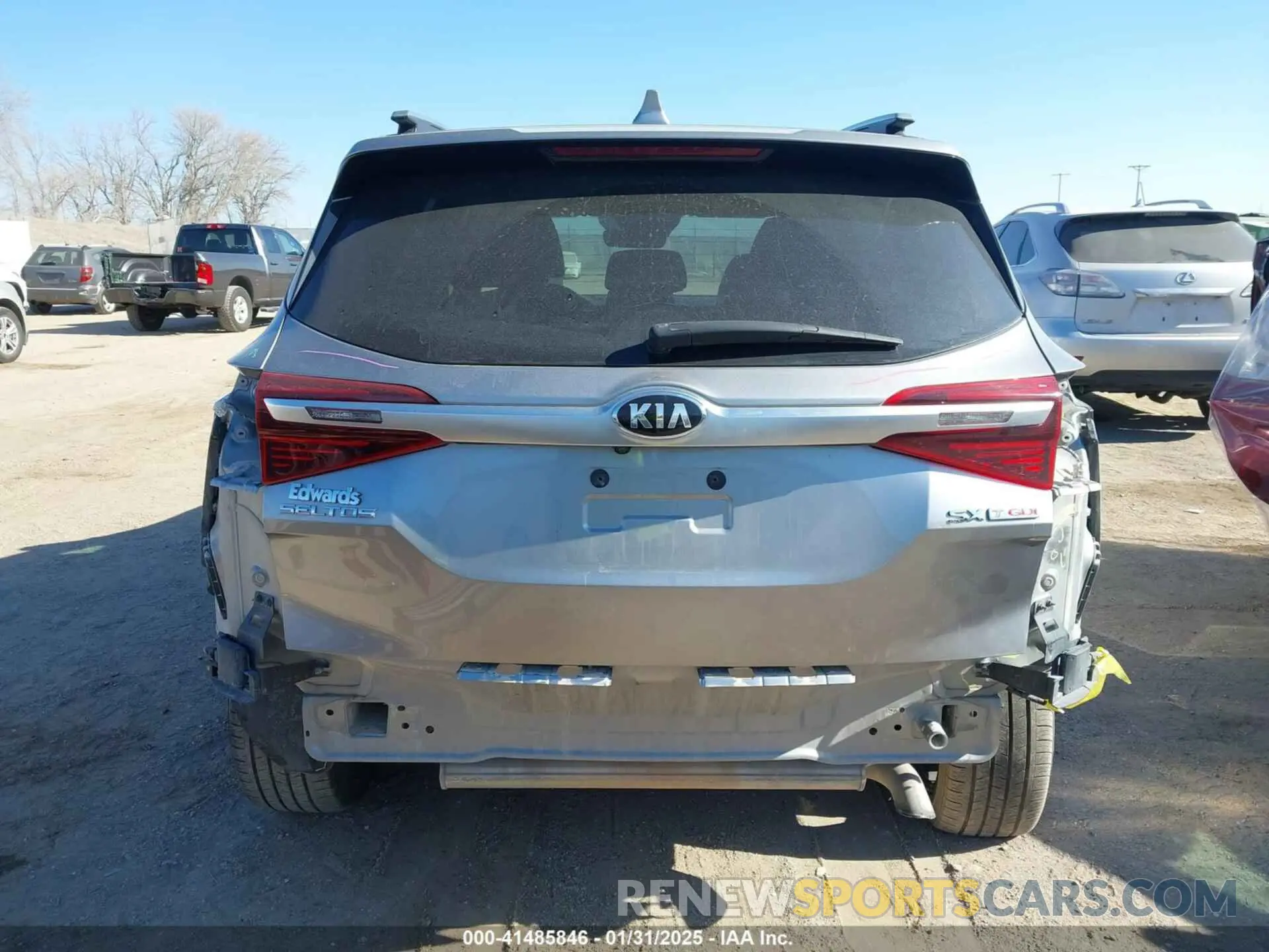 17 Photograph of a damaged car KNDETCA27M7186695 KIA SELTOS 2021