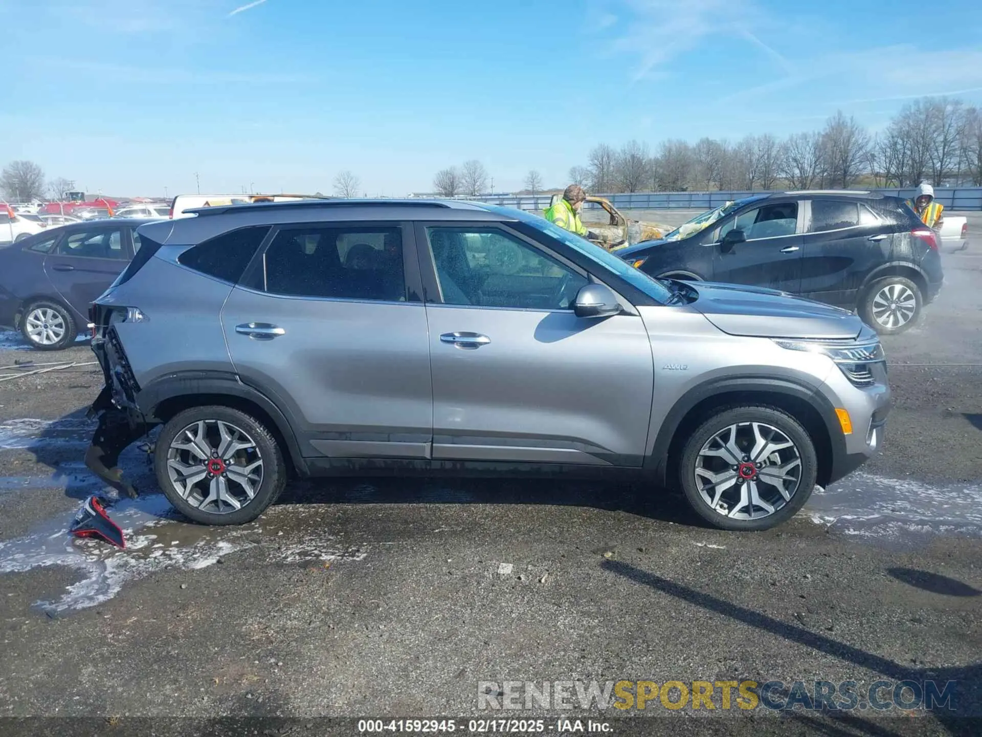 13 Photograph of a damaged car KNDETCA27M7189676 KIA SELTOS 2021
