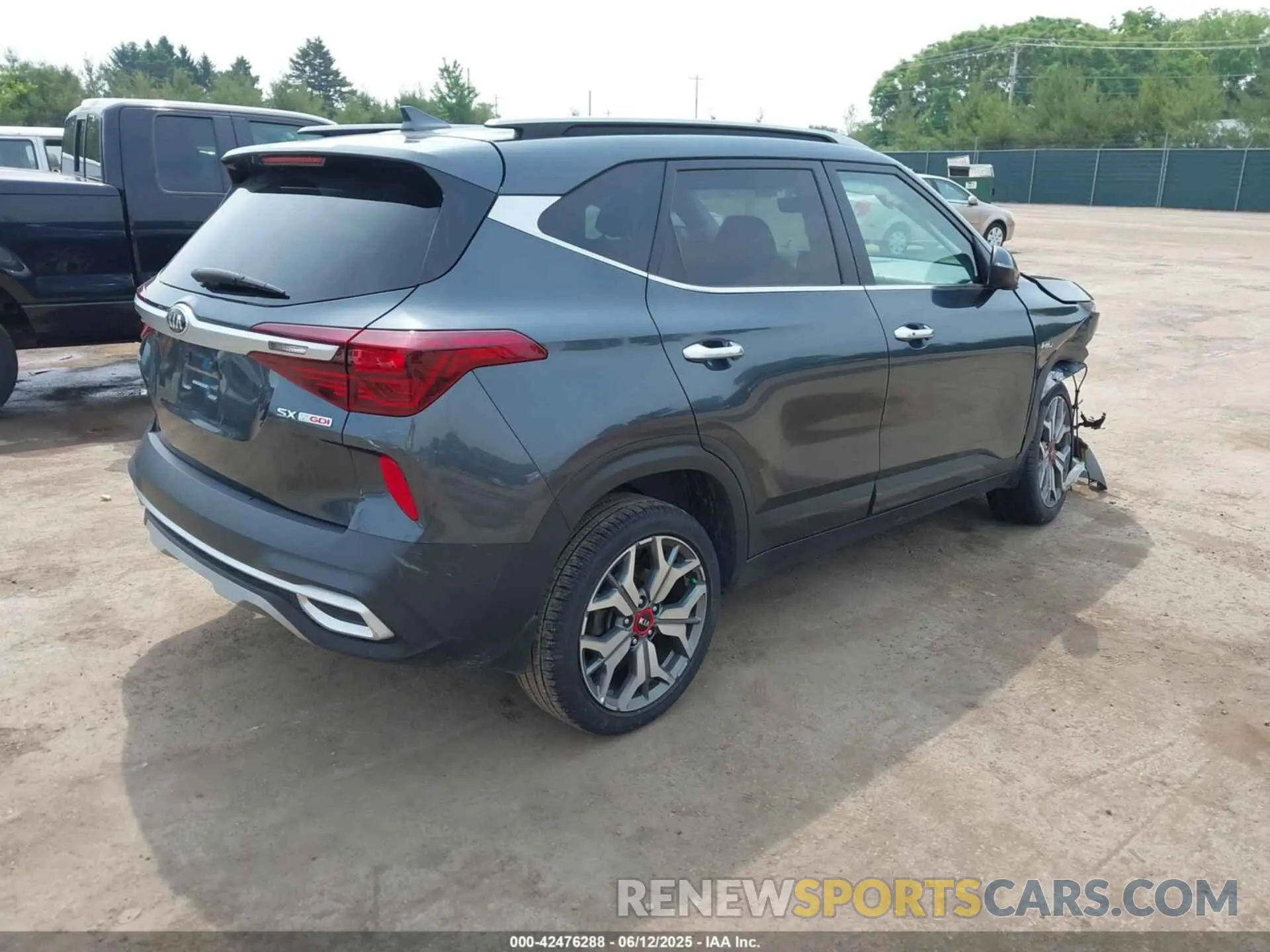 4 Photograph of a damaged car KNDETCA2XM7059200 KIA SELTOS 2021