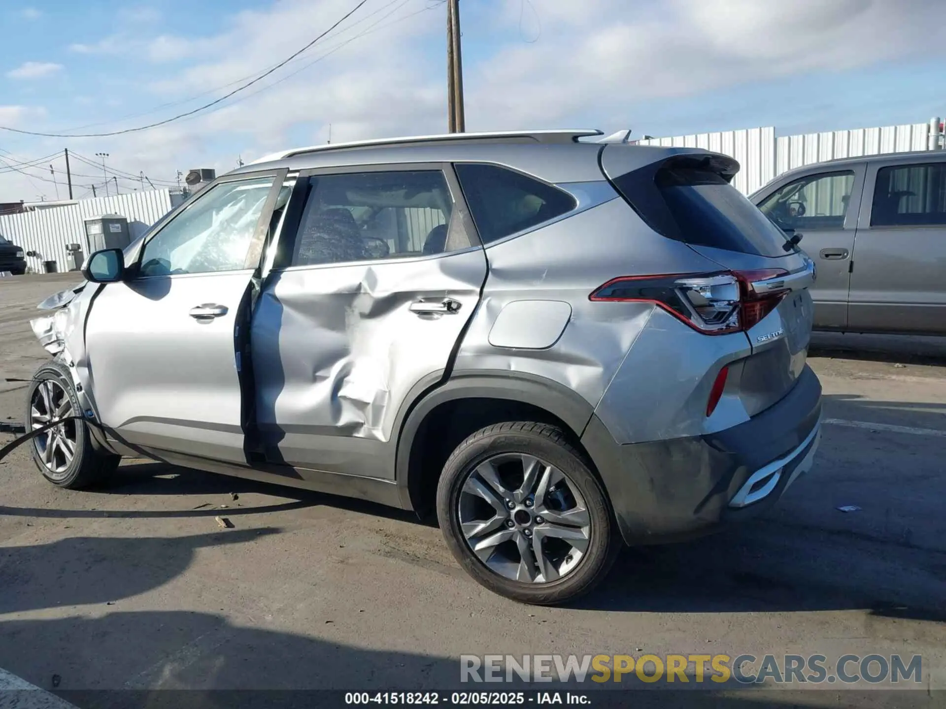 13 Photograph of a damaged car KNDEU2AA2M7146040 KIA SELTOS 2021