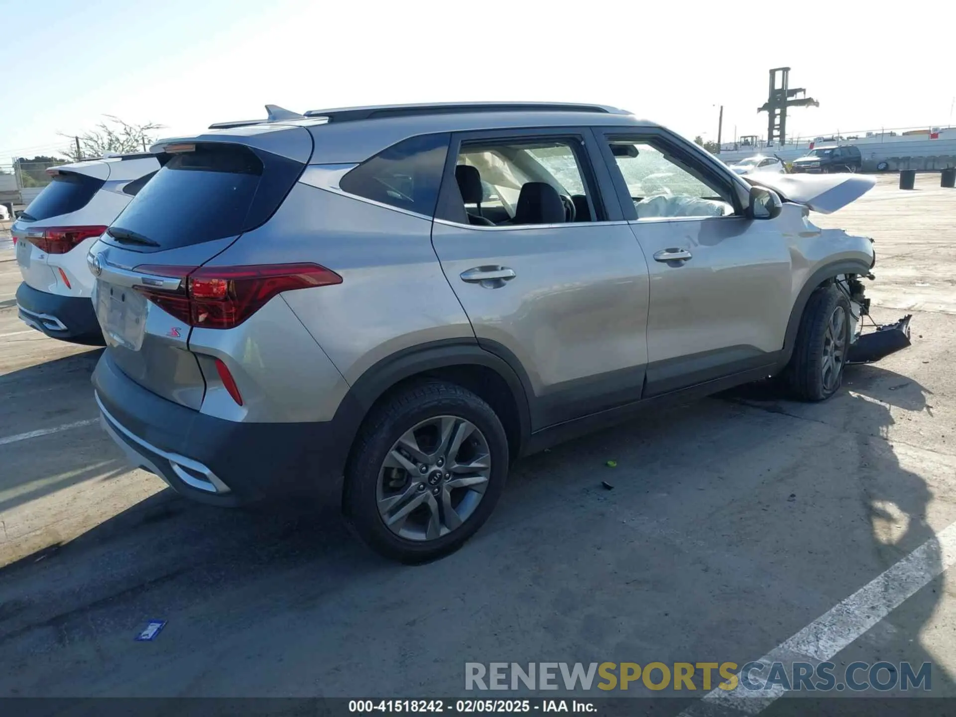 4 Photograph of a damaged car KNDEU2AA2M7146040 KIA SELTOS 2021