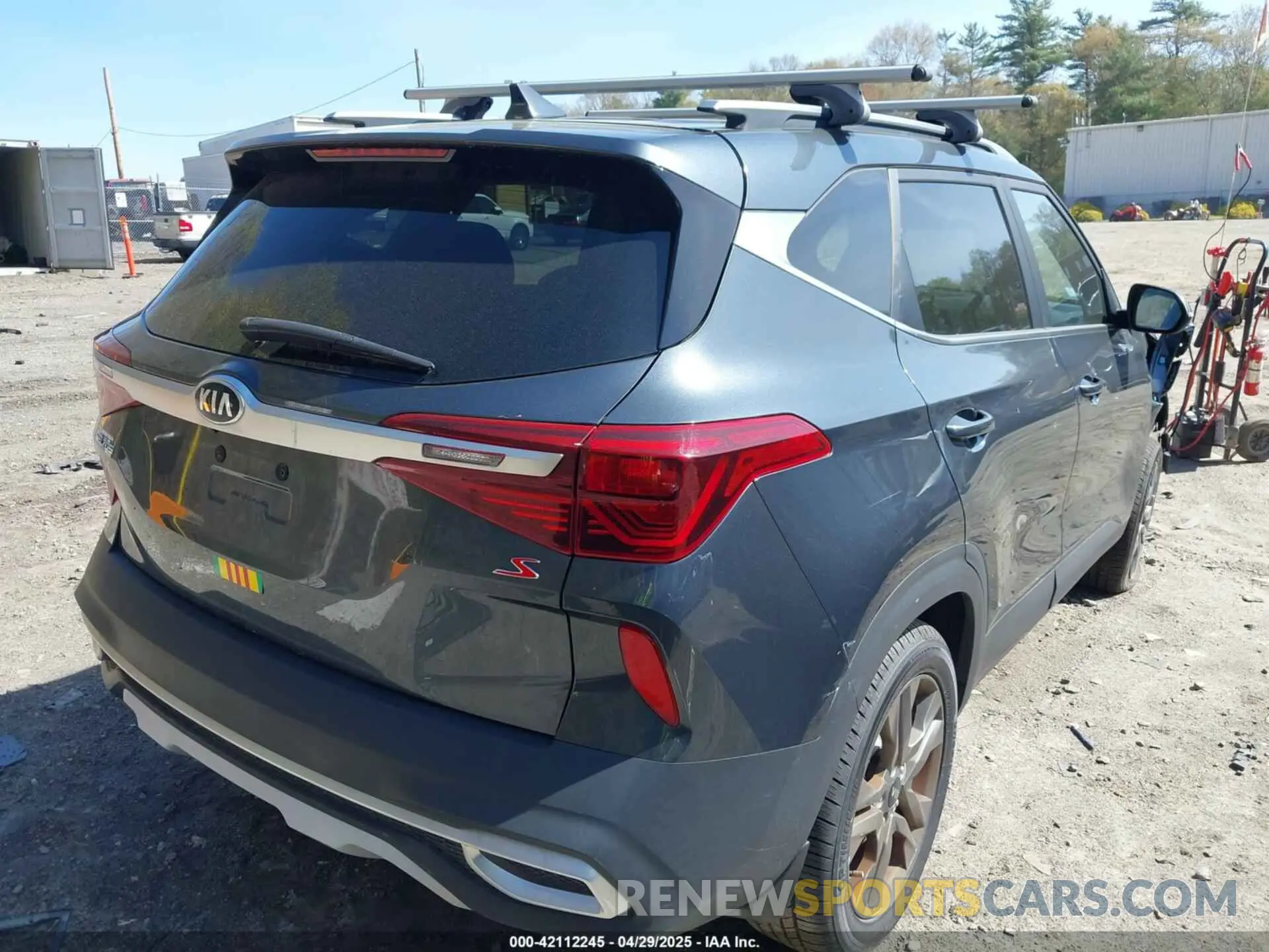 4 Photograph of a damaged car KNDEUCAA7M7170551 KIA SELTOS 2021