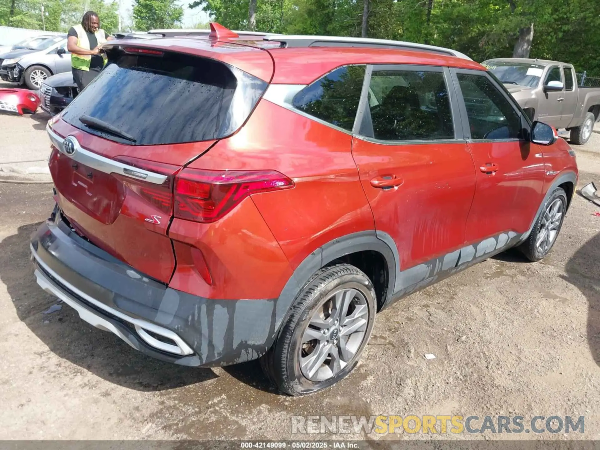 4 Photograph of a damaged car KNDEUCAA7M7205718 KIA SELTOS 2021