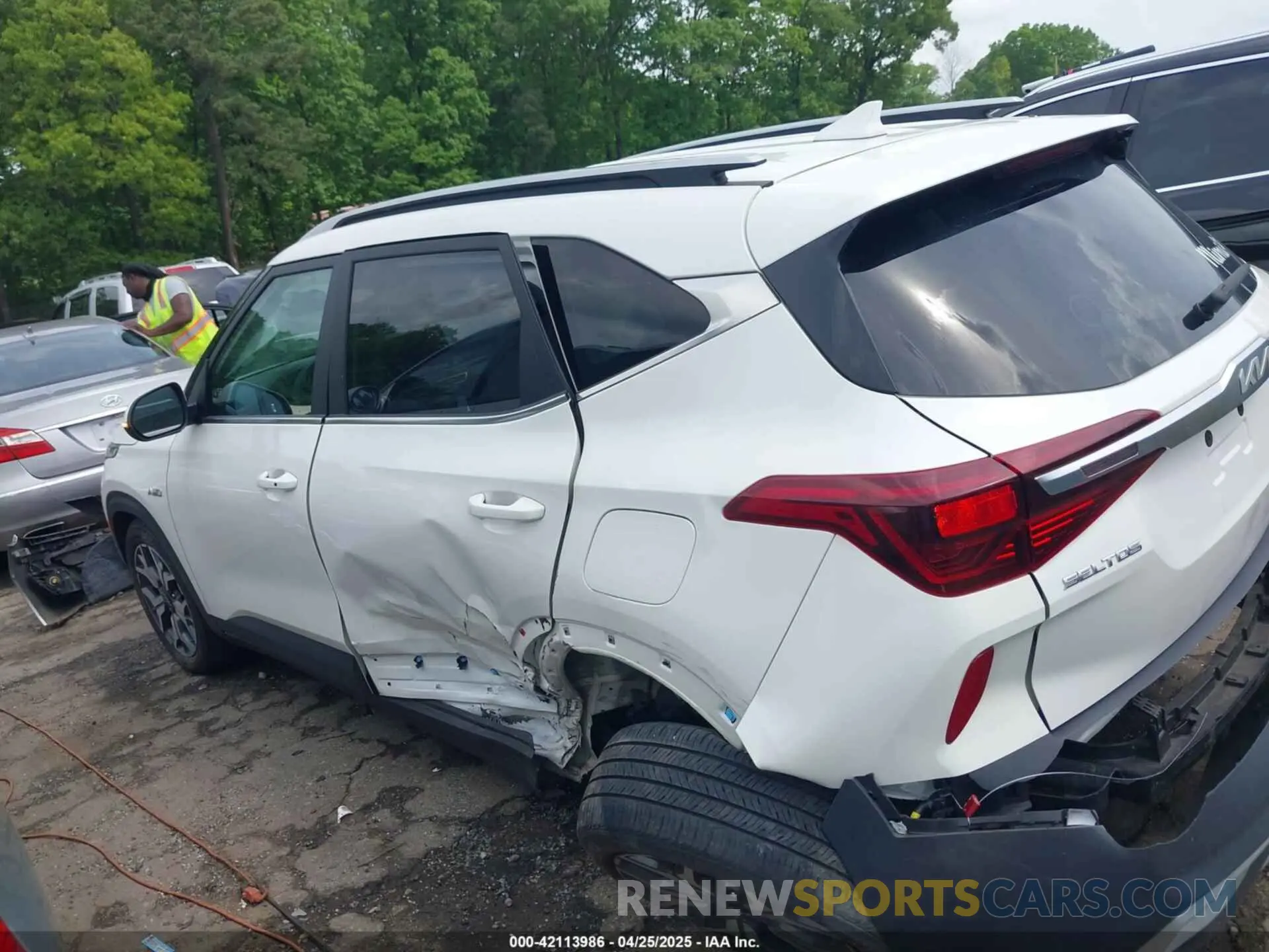 14 Photograph of a damaged car KNDERCAAXN7287172 KIA SELTOS 2022