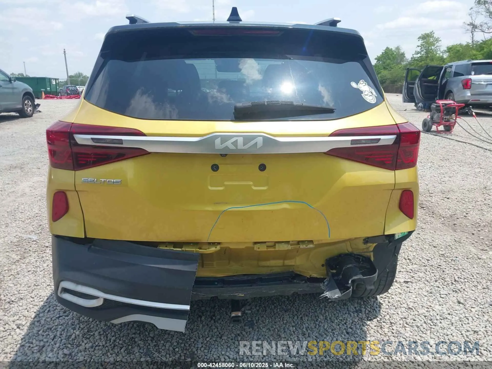 17 Photograph of a damaged car KNDETCA29N7274519 KIA SELTOS 2022