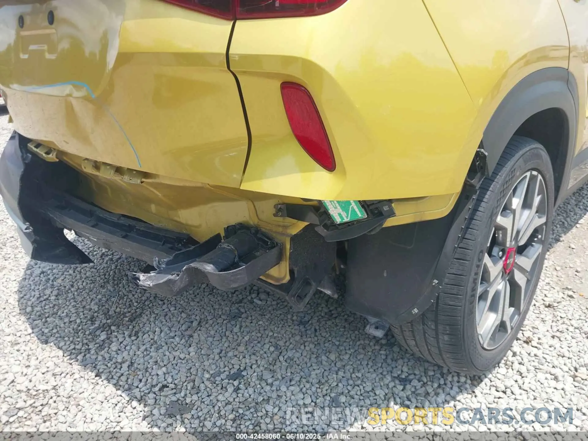 19 Photograph of a damaged car KNDETCA29N7274519 KIA SELTOS 2022