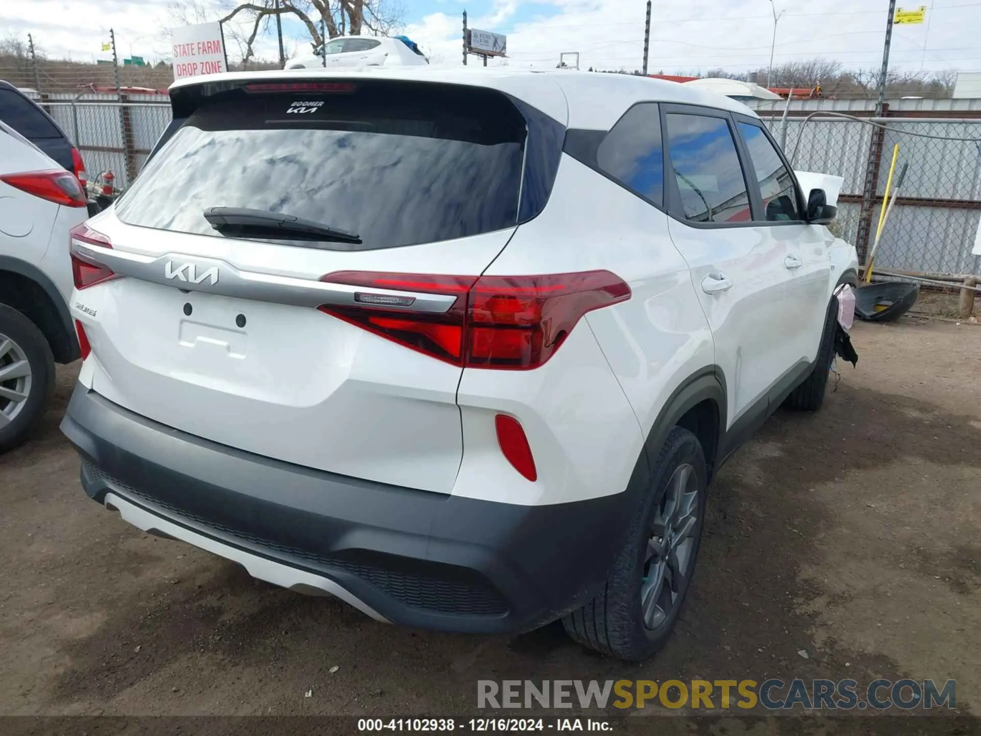 4 Photograph of a damaged car KNDEPCAAXP7423311 KIA SELTOS 2023