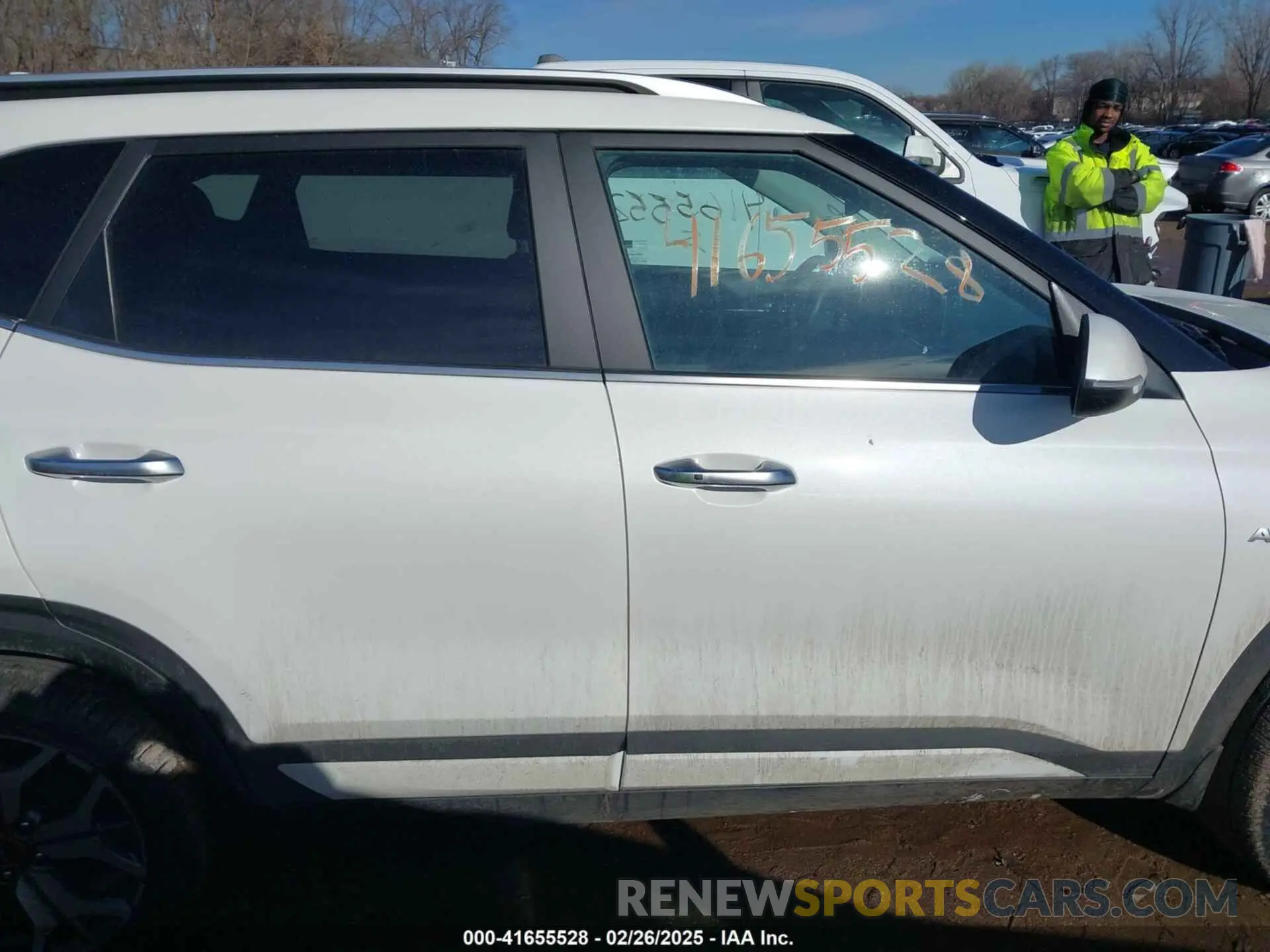 13 Photograph of a damaged car KNDETCA28P7382567 KIA SELTOS 2023