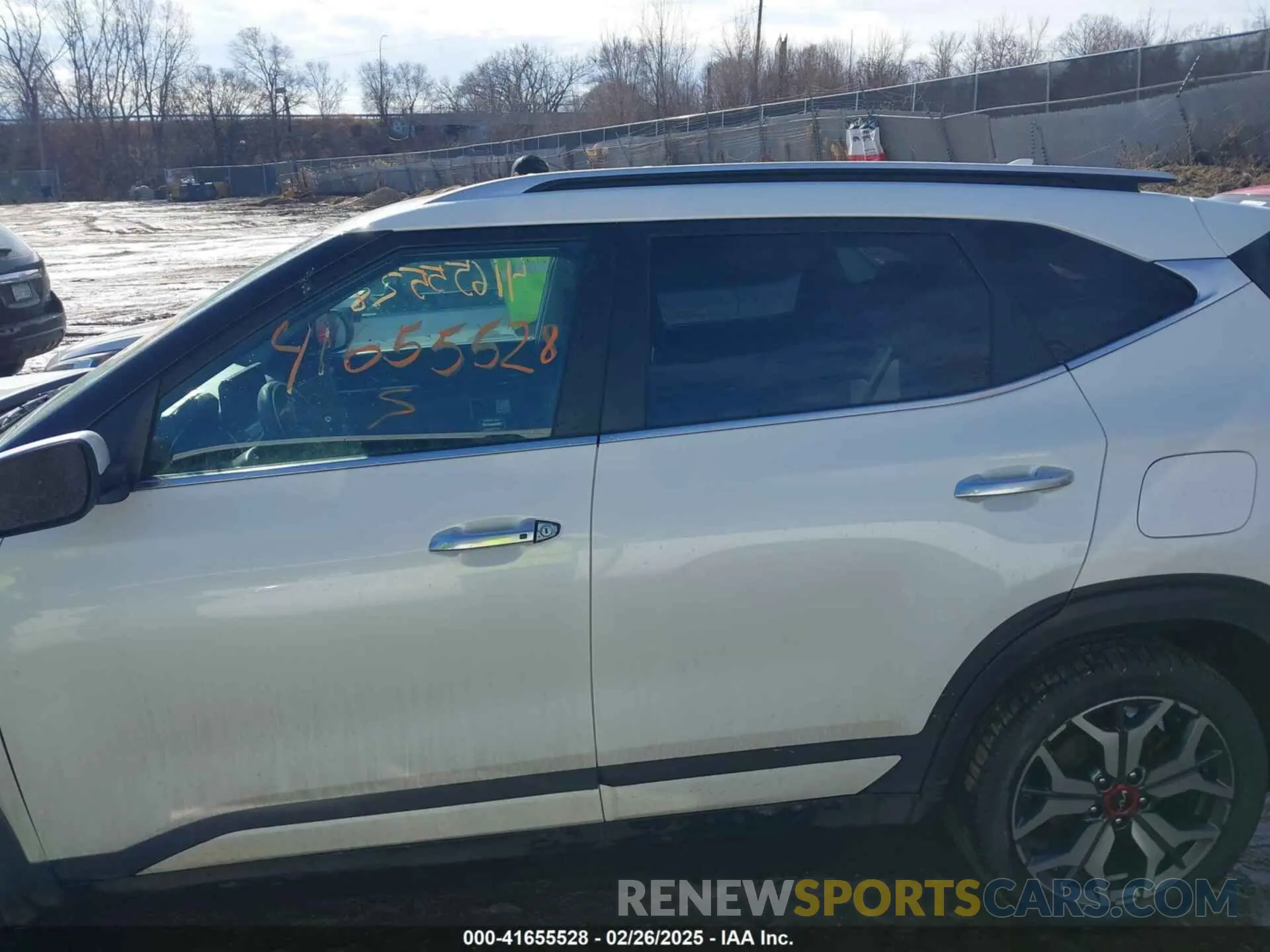 14 Photograph of a damaged car KNDETCA28P7382567 KIA SELTOS 2023