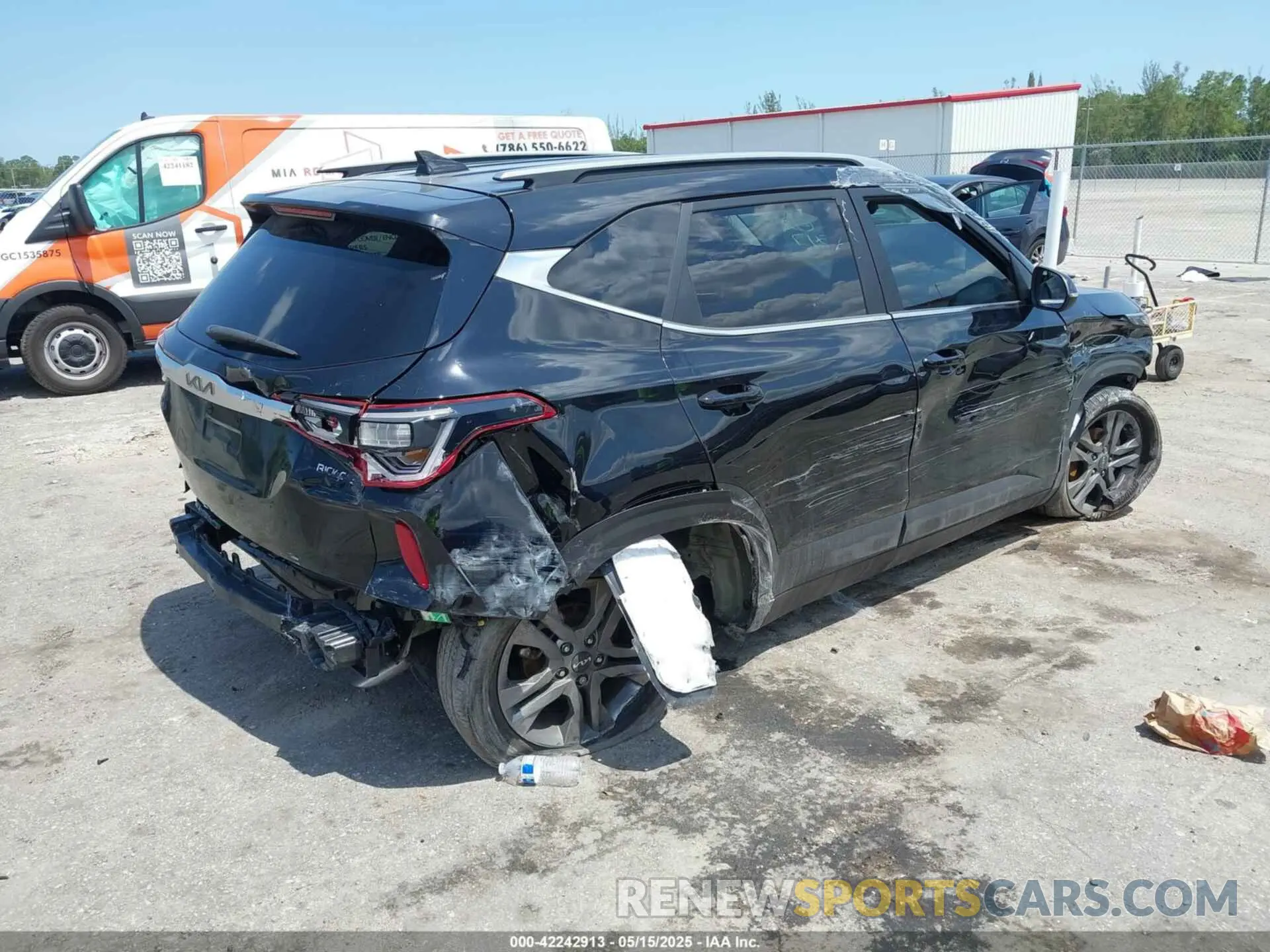 4 Photograph of a damaged car KNDEU2AA4P7371547 KIA SELTOS 2023