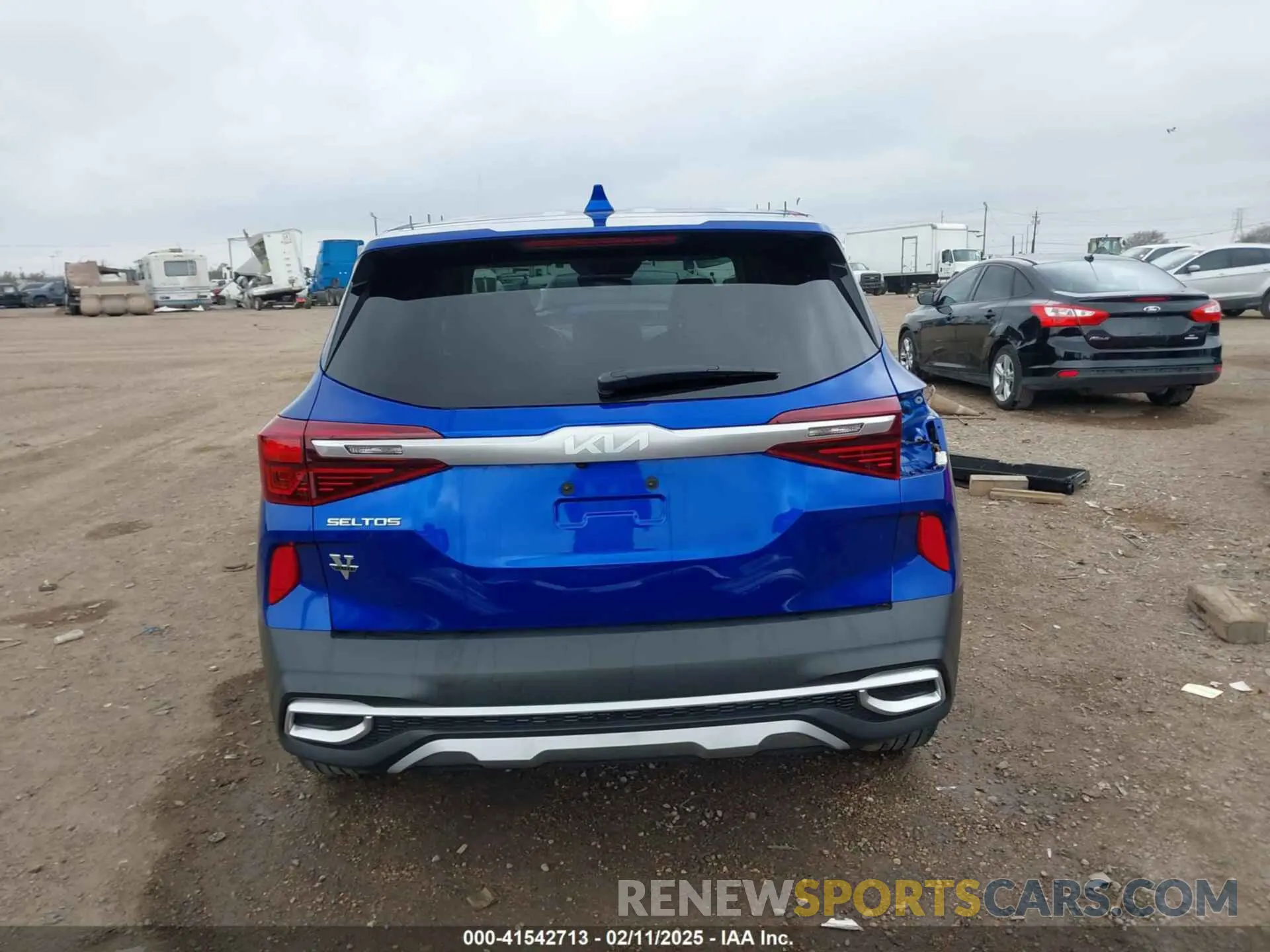 17 Photograph of a damaged car KNDEU2AA4P7382824 KIA SELTOS 2023