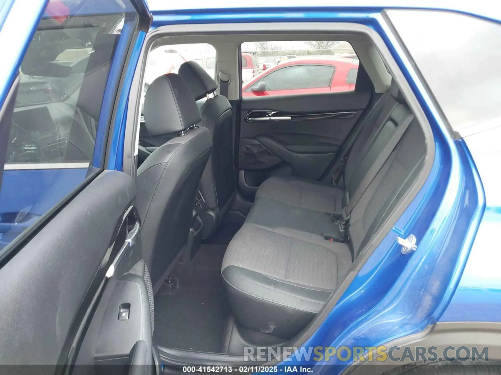 8 Photograph of a damaged car KNDEU2AA4P7382824 KIA SELTOS 2023